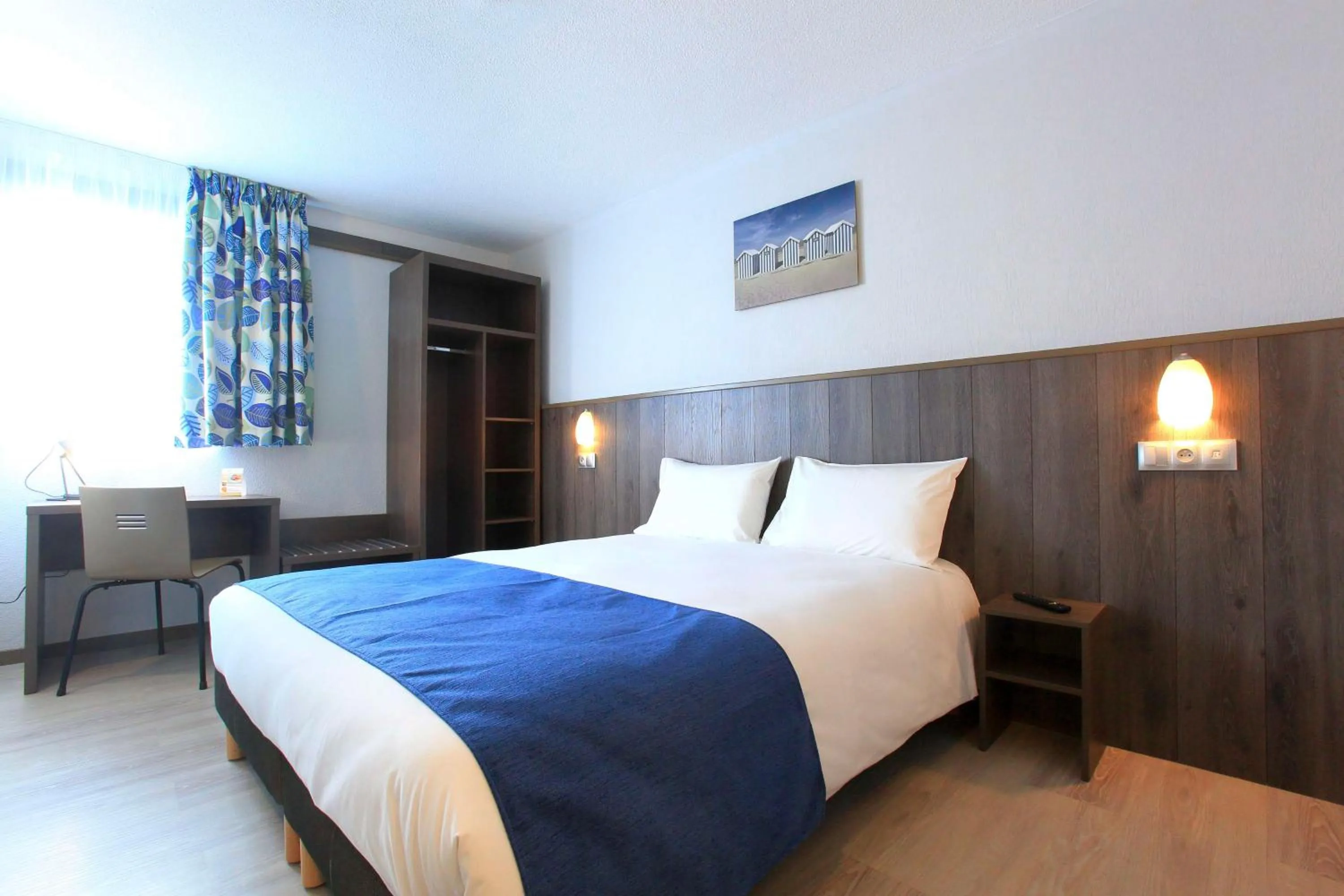 Bedroom, Bed in Brit Hotel Calais