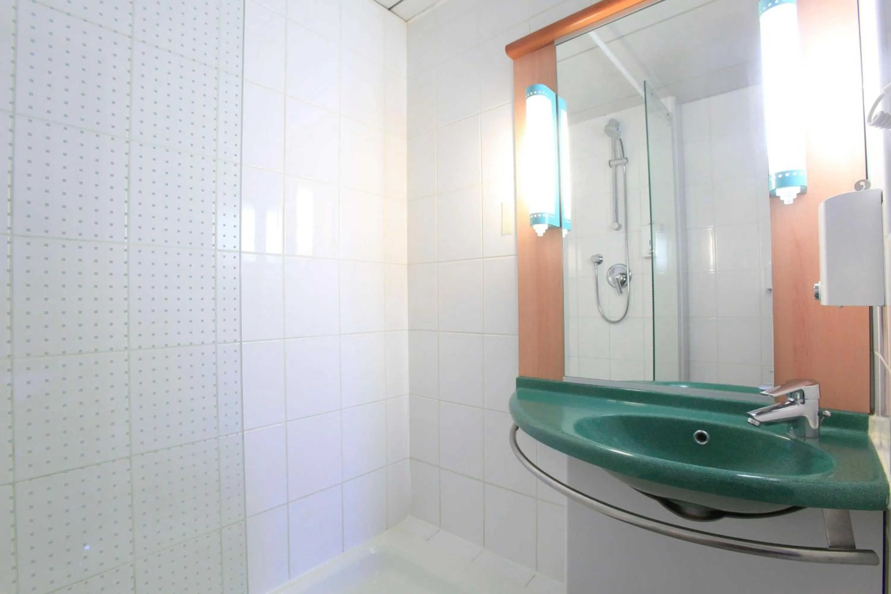 Bathroom in Brit Hotel Calais