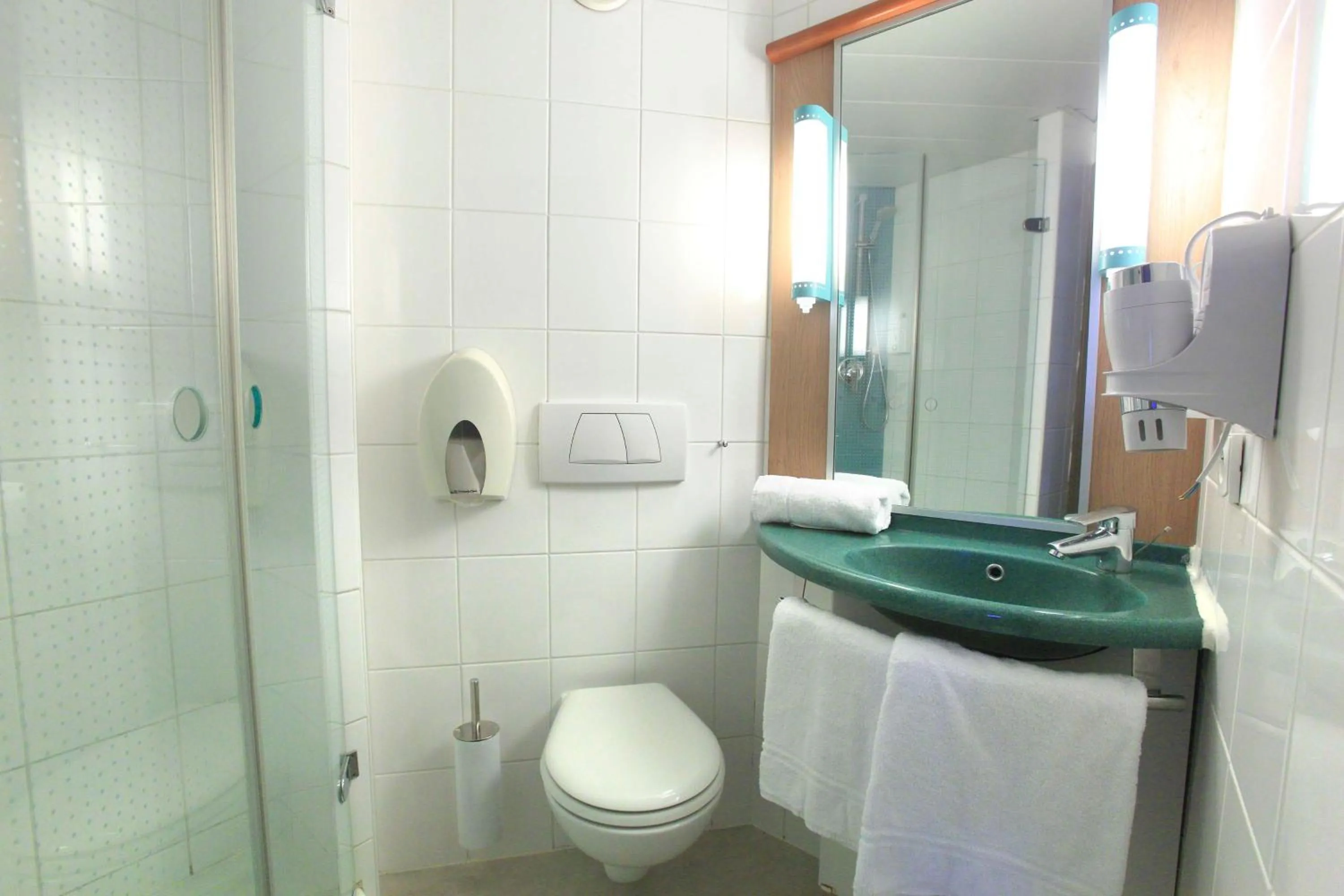 Bathroom in Brit Hotel Calais