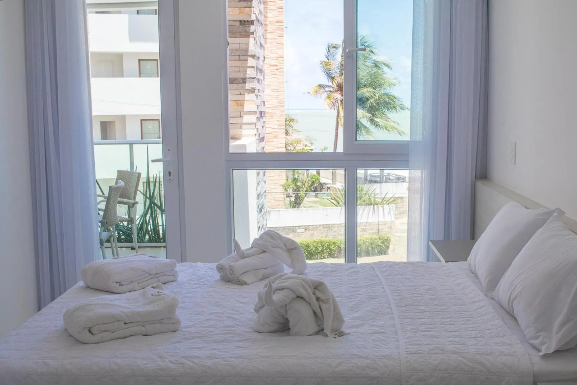 Bed in Wave Suítes Hotel & Lounge bar