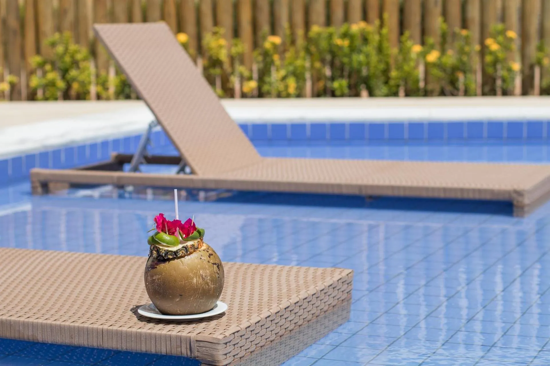 Swimming pool in Wave Suítes Hotel & Lounge bar