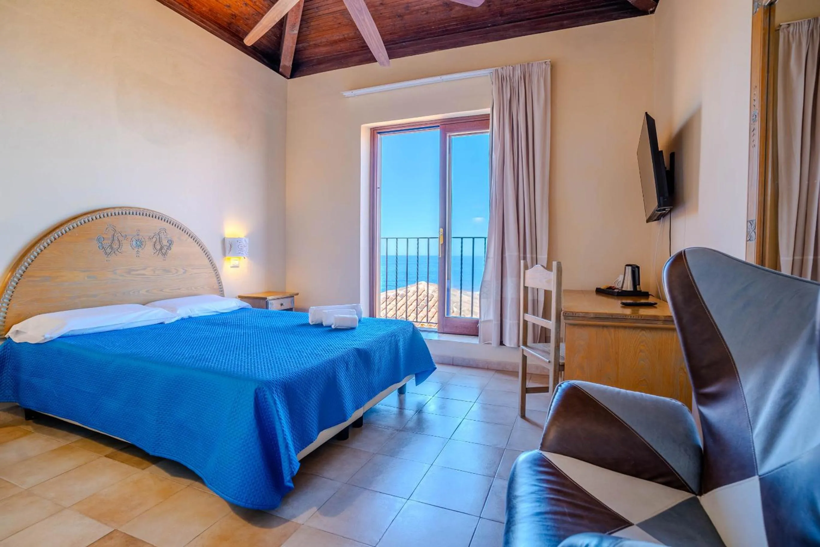 View (from property/room), Bed in Hotel Costa Paradiso
