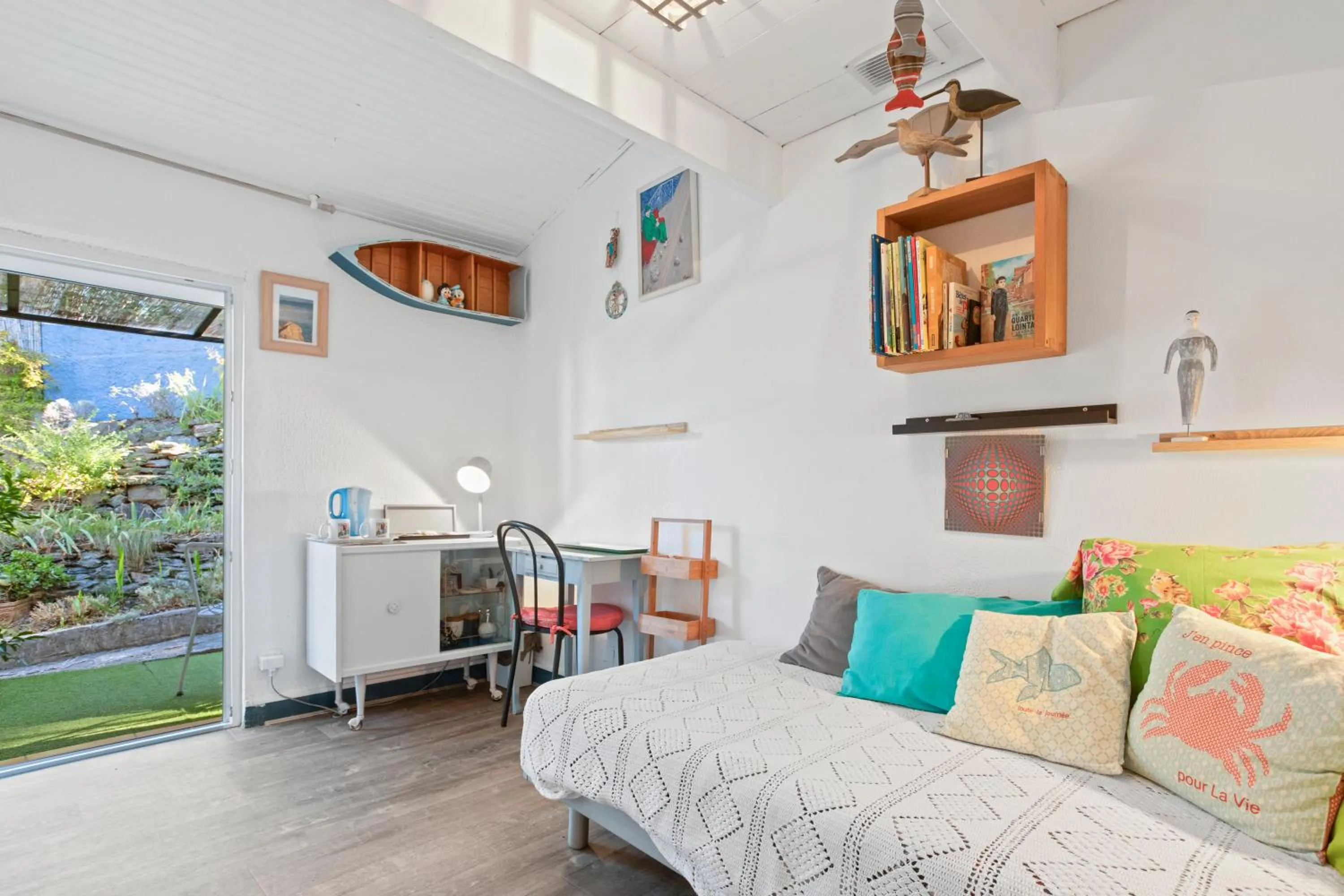 Bed in Au Jardin Des Couleurs