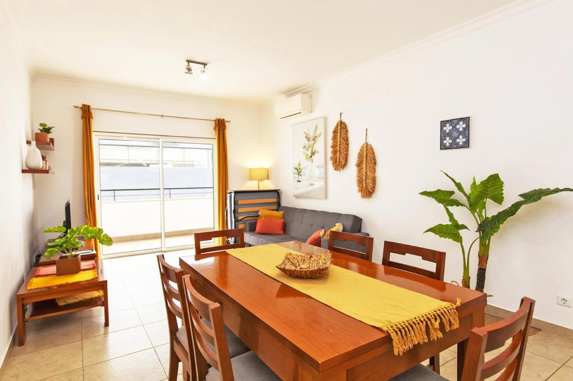 A04 - Large Modern 1 bed Apartment with Pool