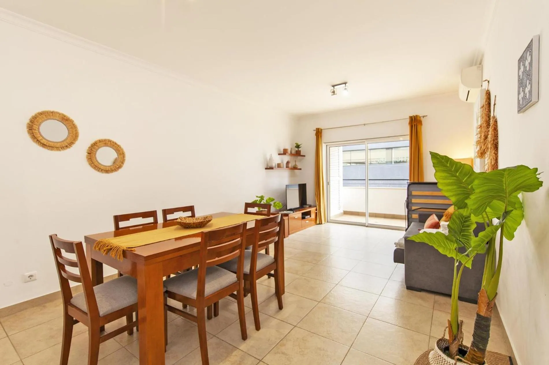 A04 - Large Modern 1 bed Apartment with Pool