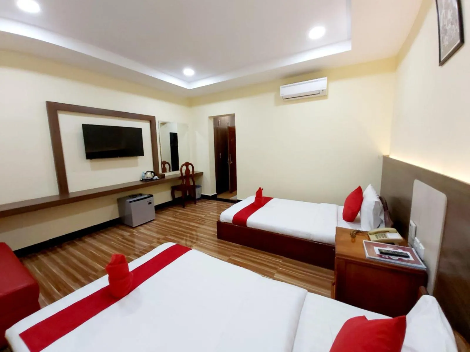 Bedroom, Bed in Capitol One