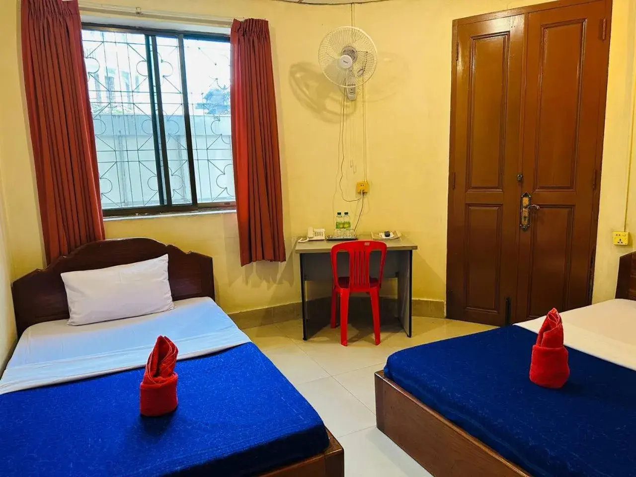 Twin Room with Bathroom in Capitol One Twin Room with Bathroom in Capitol One