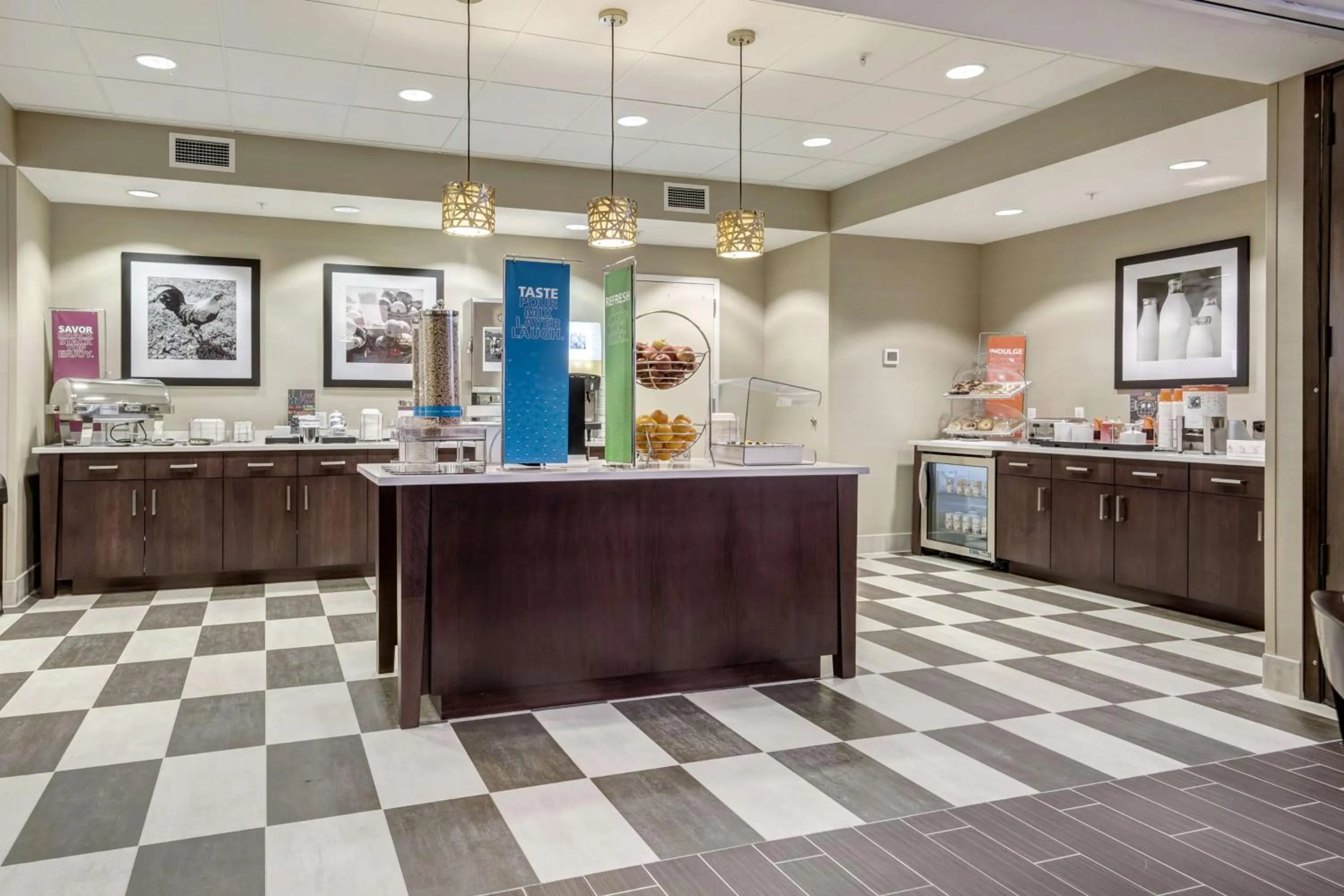 Dining area in Hampton Inn-St. Louis Wentzville, MO