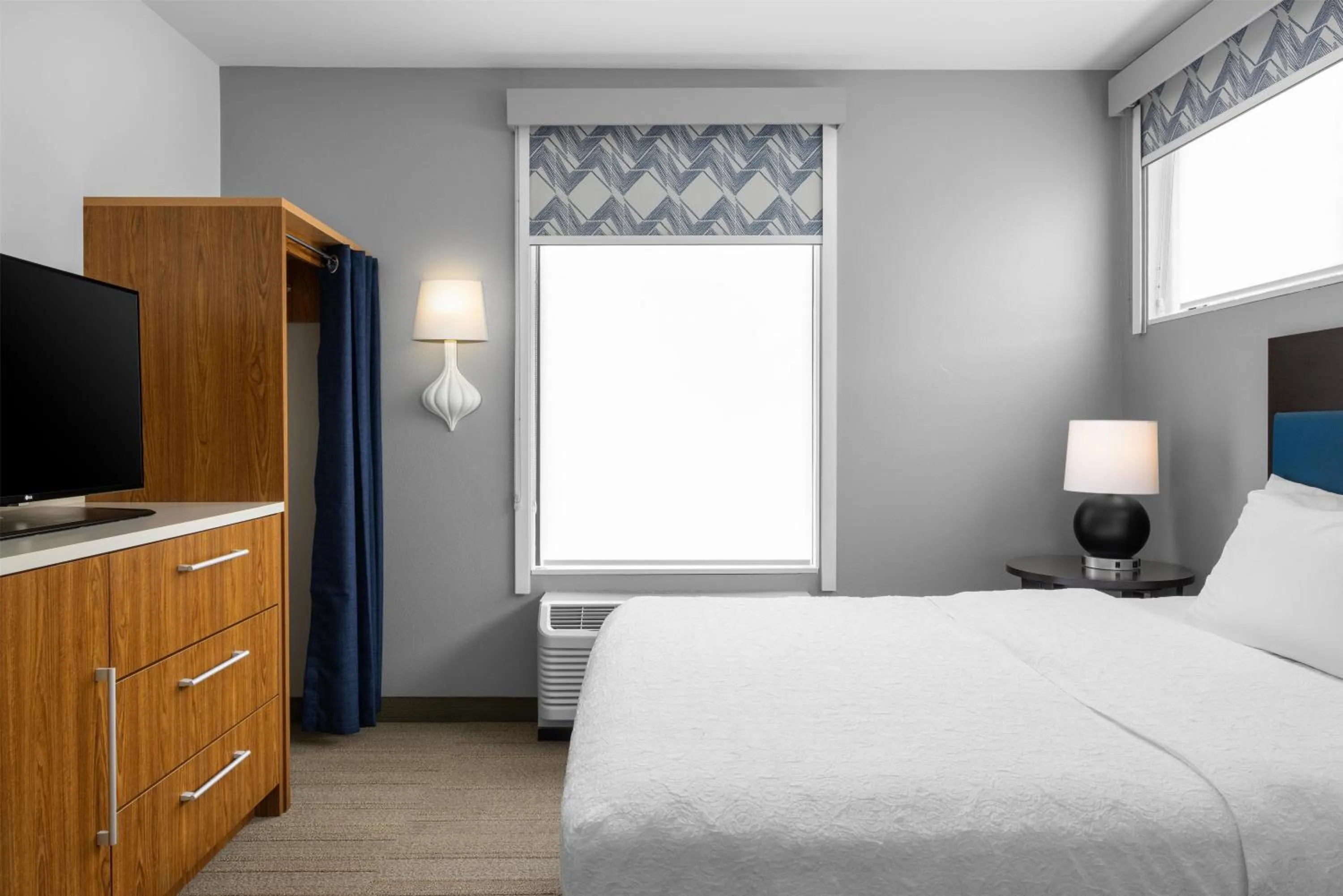 Bed in Home2 Suites By Hilton Minneapolis-Eden Prairie