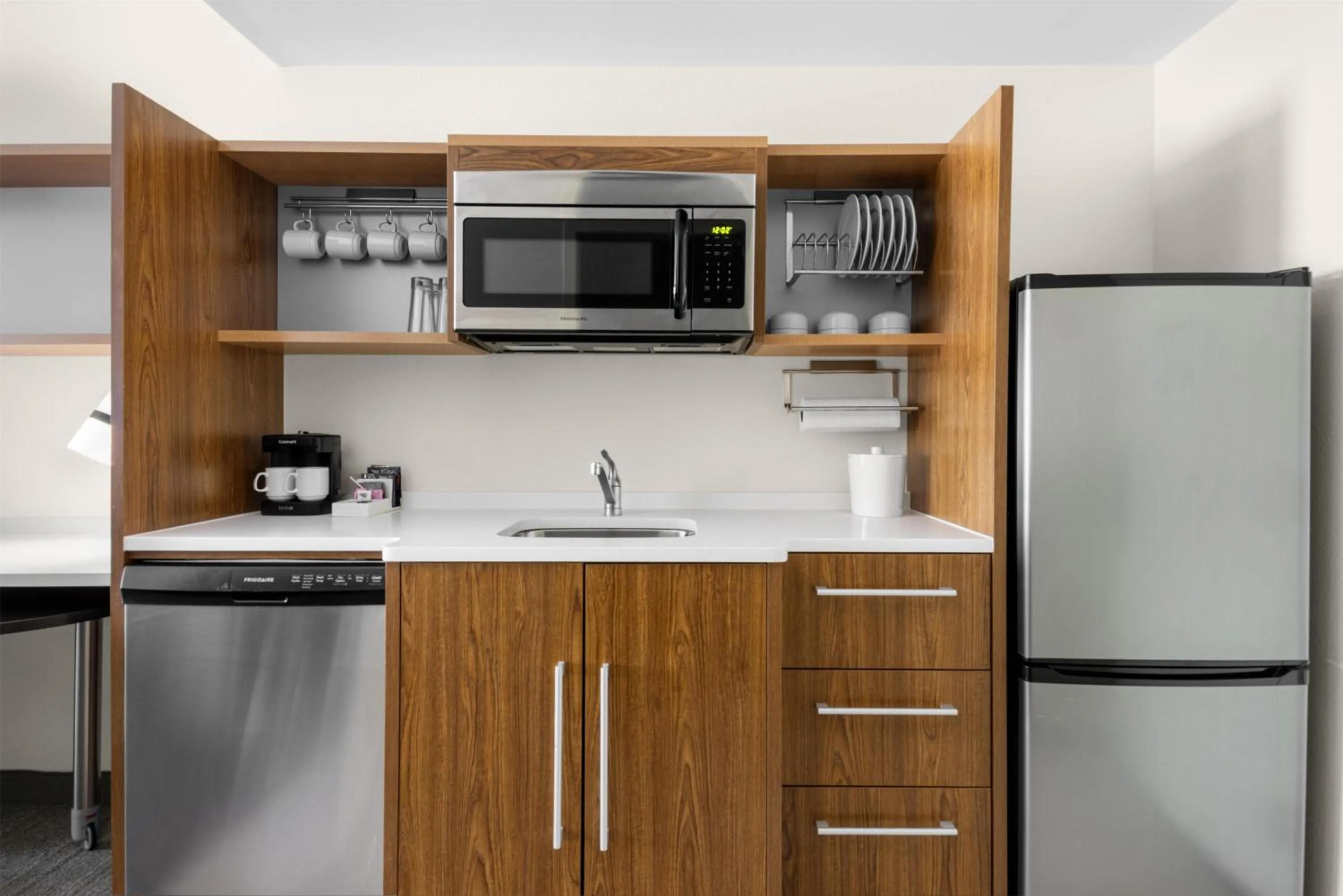 Kitchen or kitchenette in Home2 Suites By Hilton Minneapolis-Eden Prairie