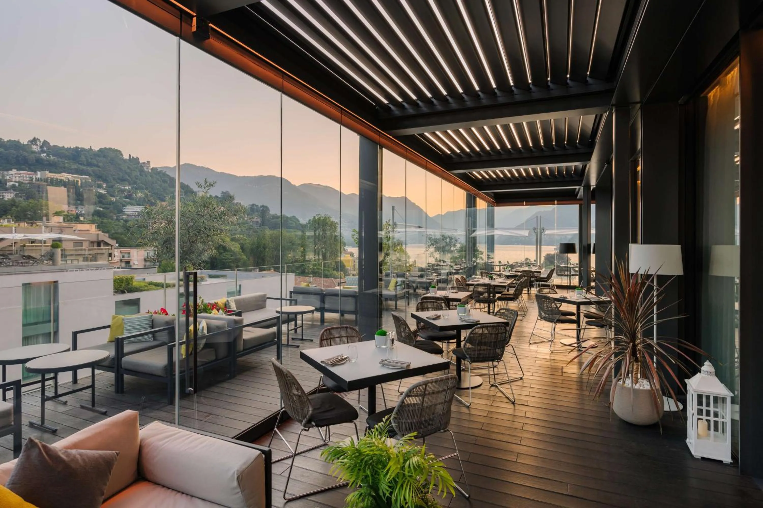Lounge or bar in Hilton Lake Como