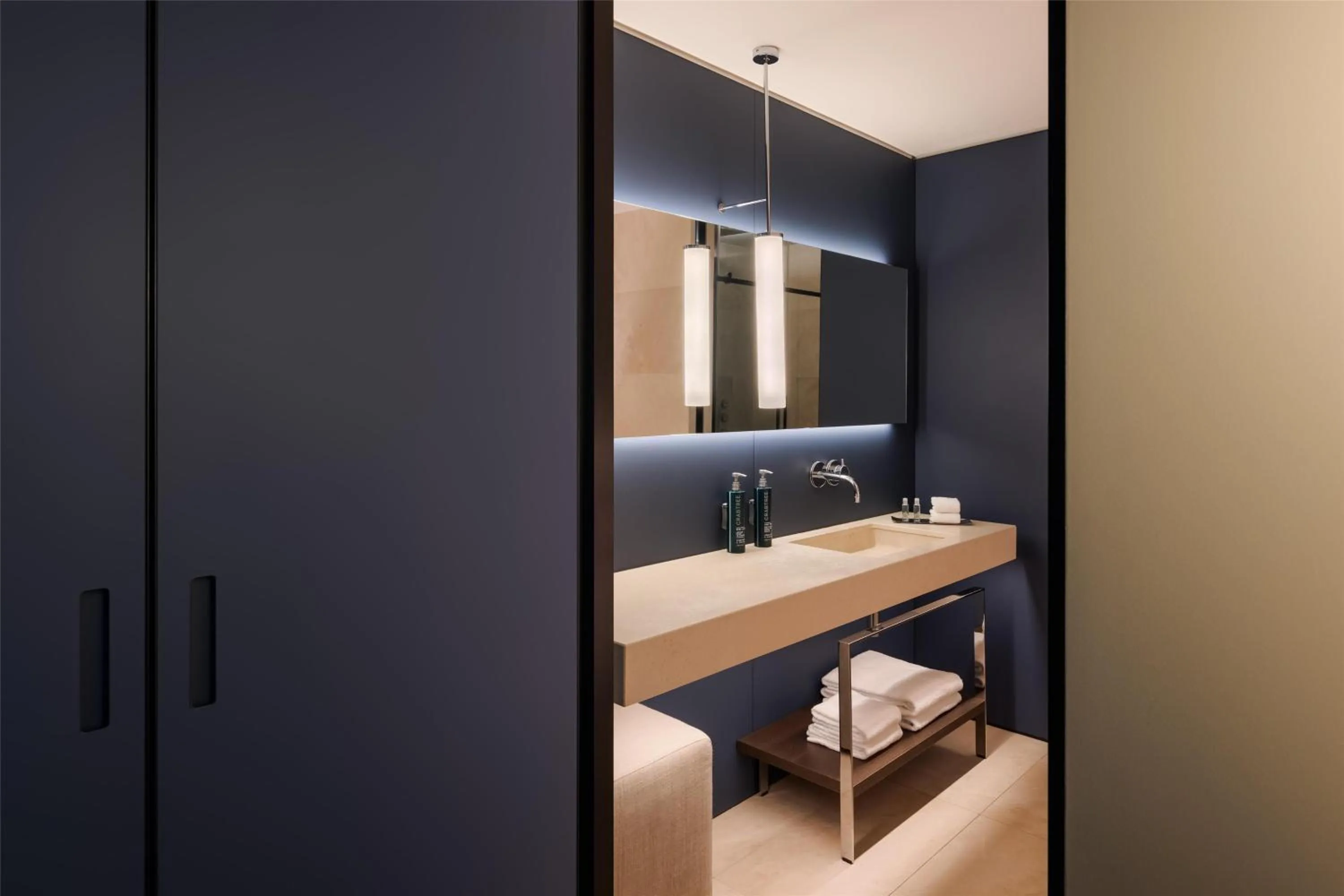 Bathroom, Bed in Hilton Lake Como