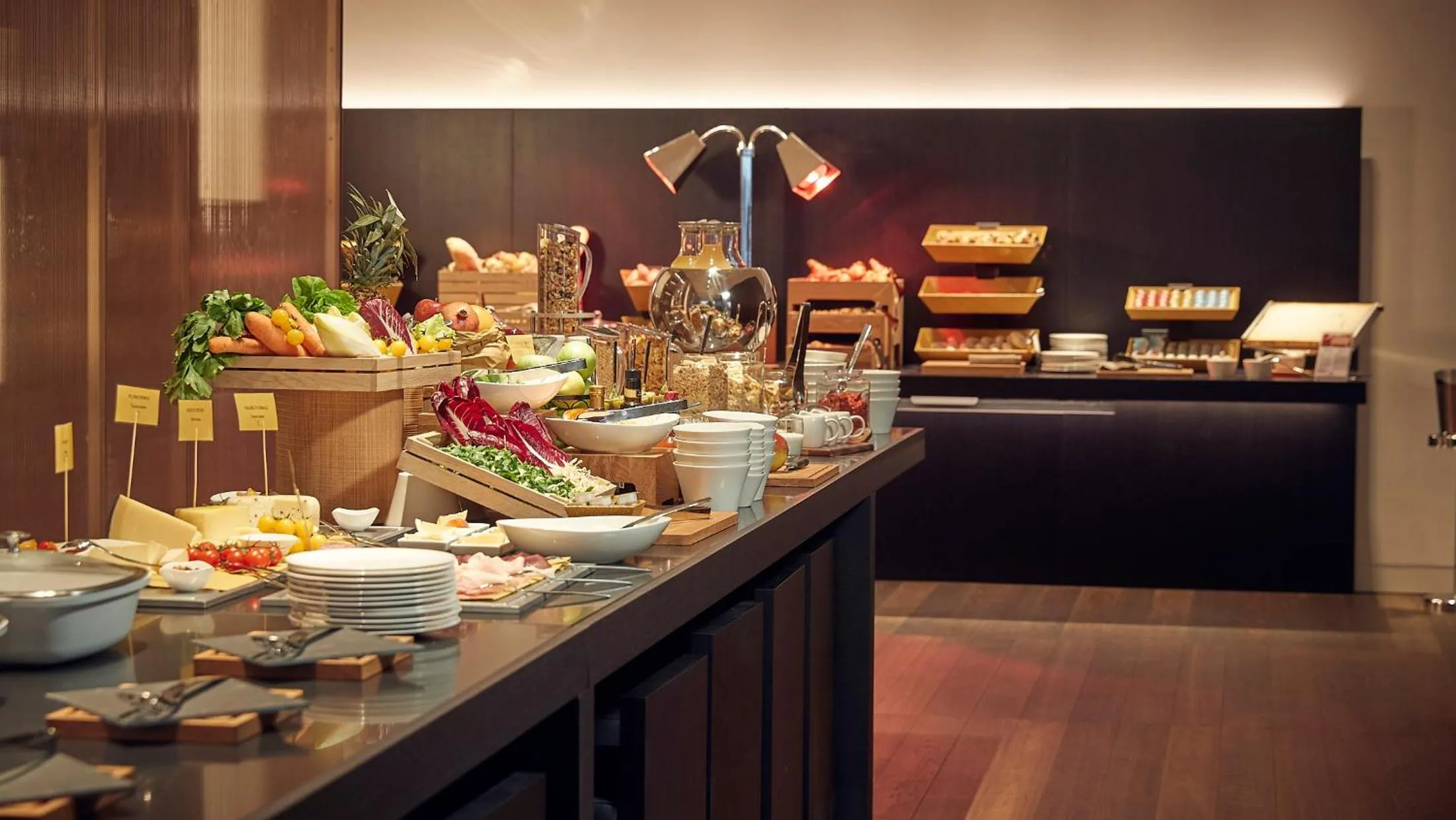 Restaurant/places to eat in Hilton Lake Como