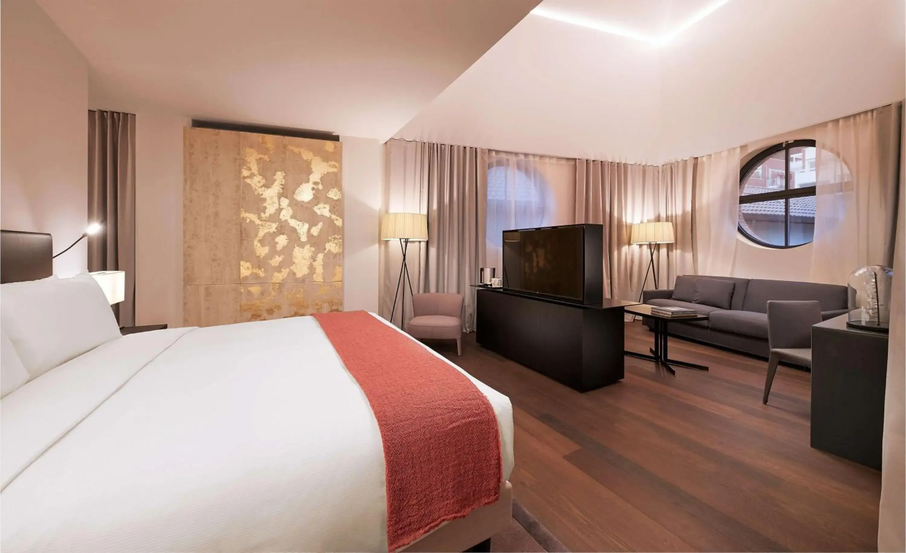 Living room, Bed in Hilton Lake Como Living room, Bed in Hilton Lake Como