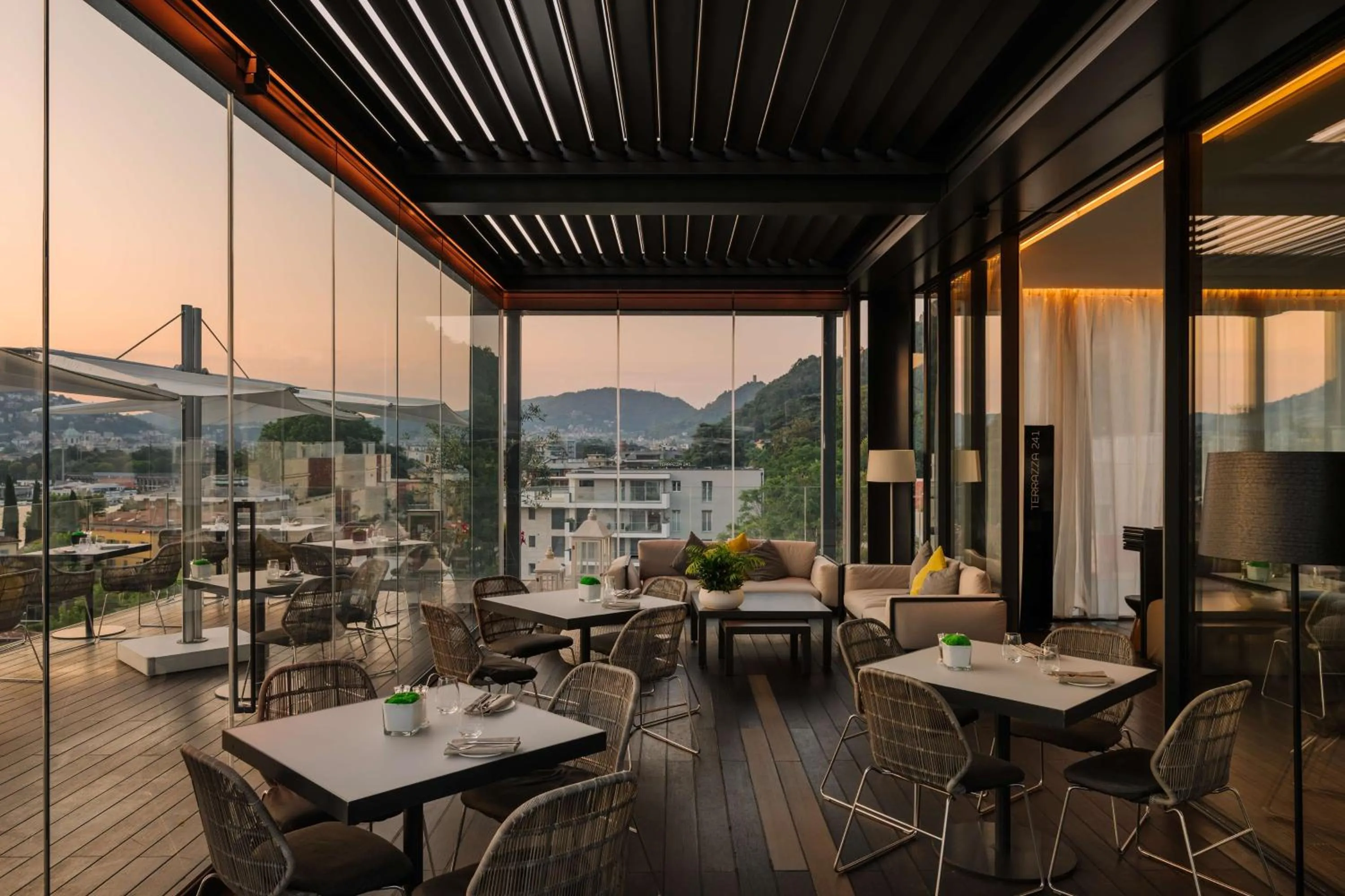 Lounge or bar in Hilton Lake Como