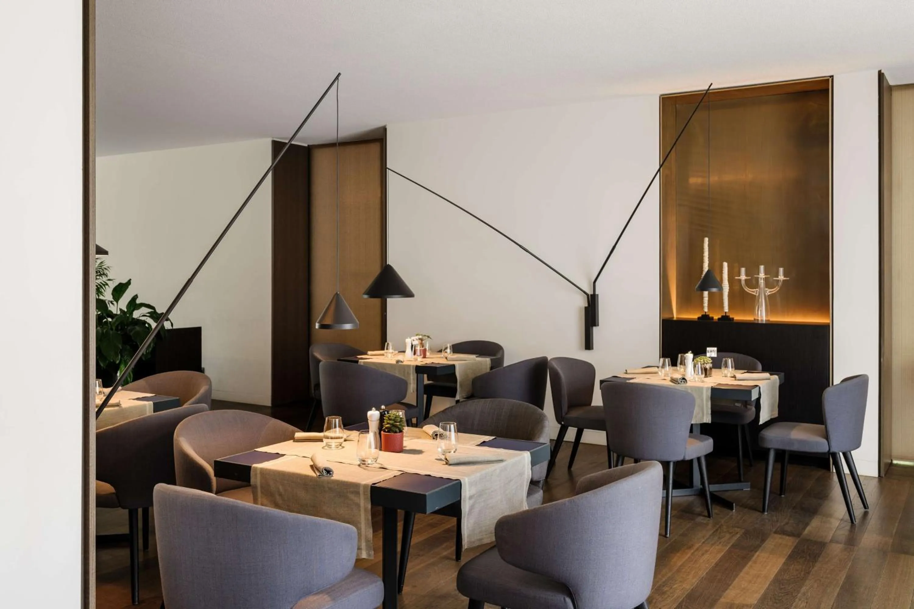 Restaurant/places to eat in Hilton Lake Como