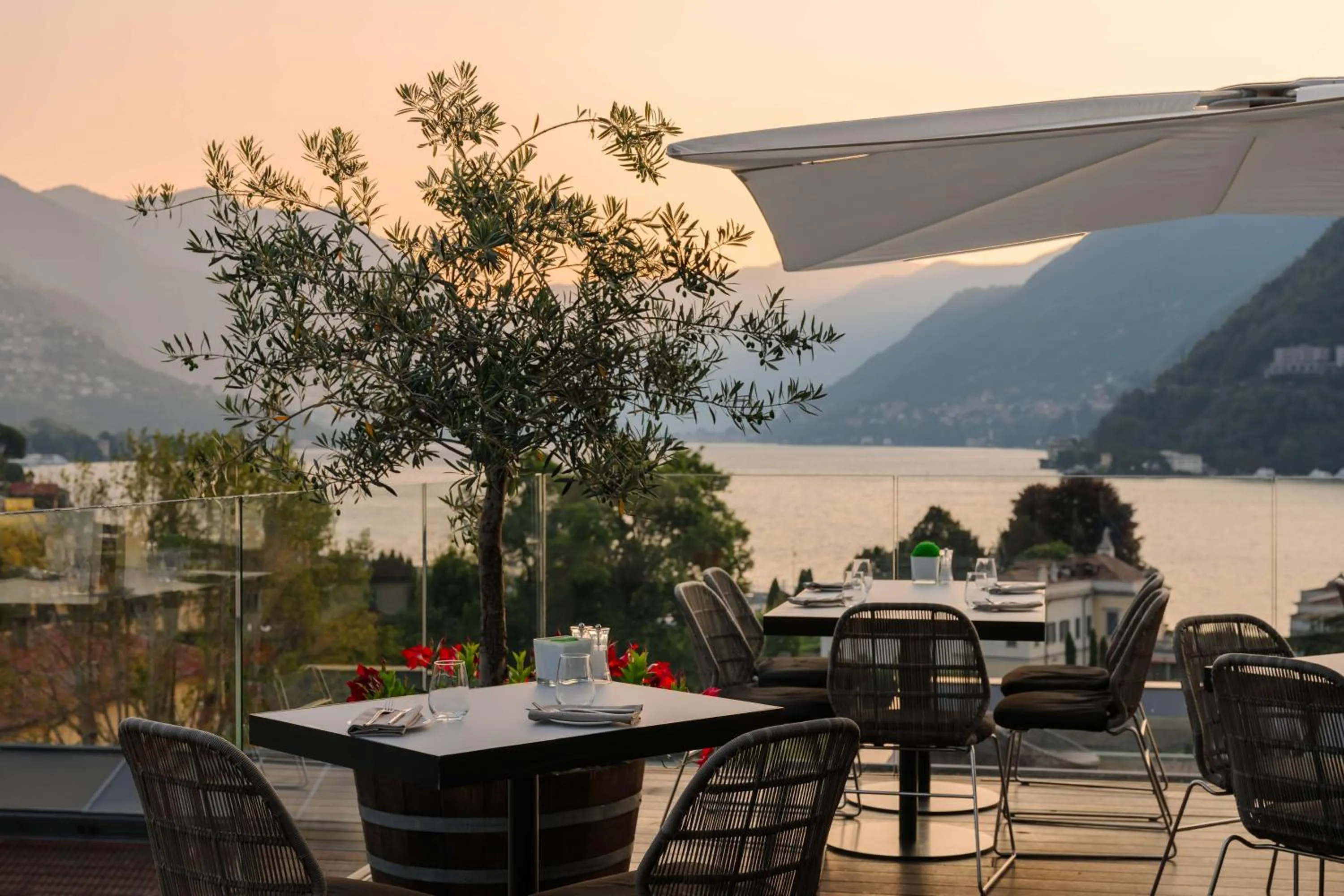 Lounge or bar in Hilton Lake Como
