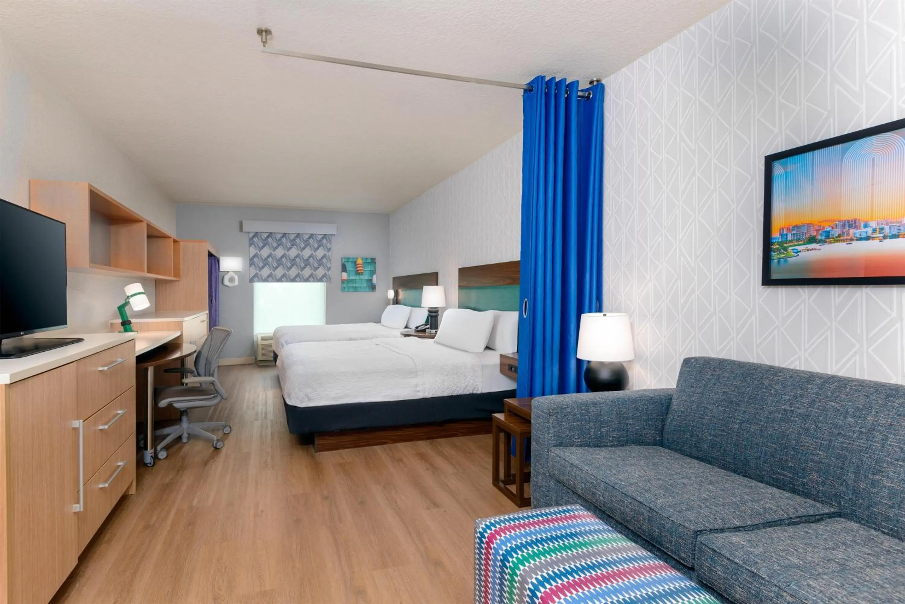 Living room, Bed in Home2 Suites By Hilton Nokomis