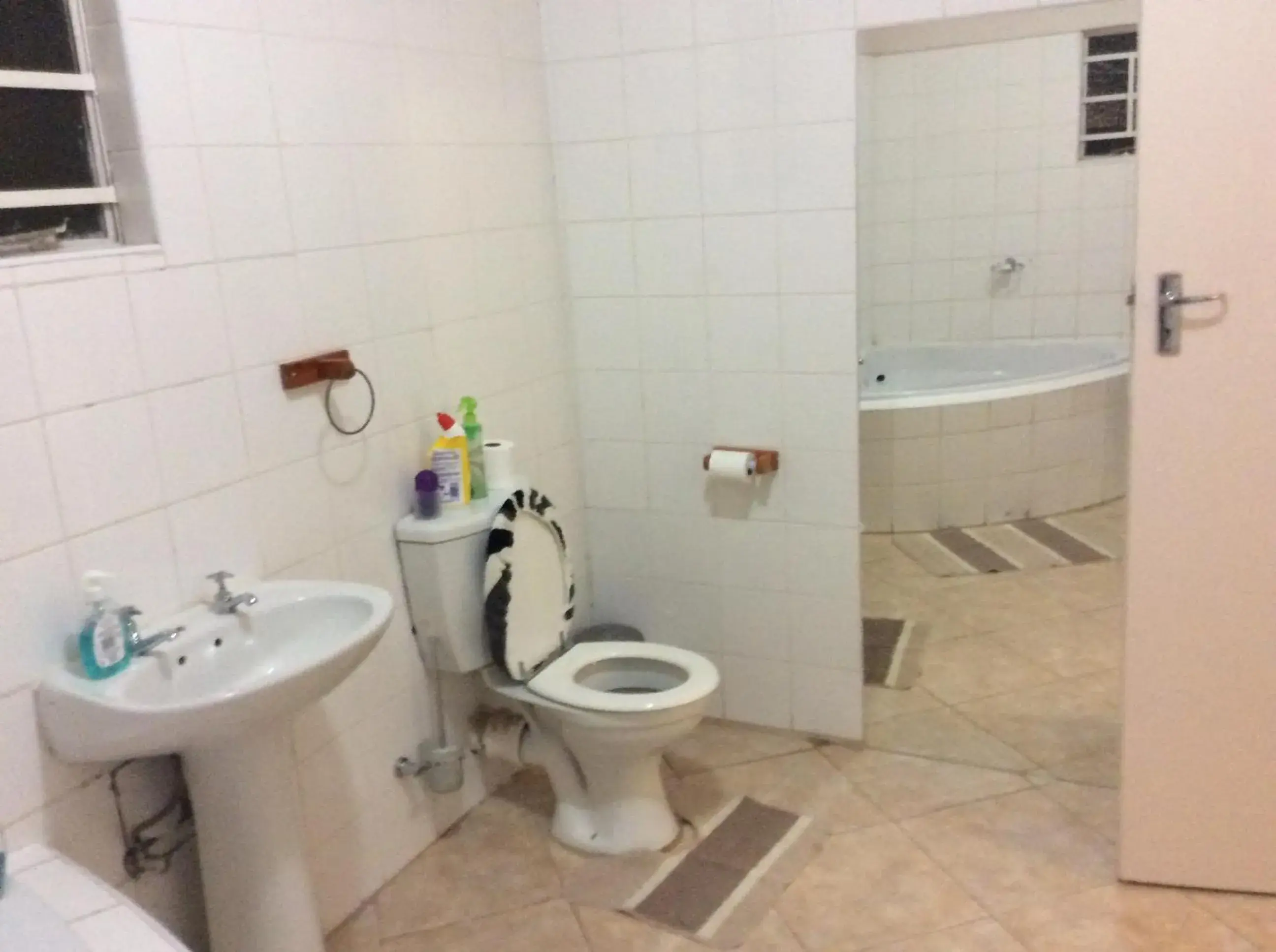 Double or Twin Room with Private Bathroom - single occupancy in Chiloto Guest House Double or Twin Room with Private Bathroom - single occupancy in Chiloto Guest House