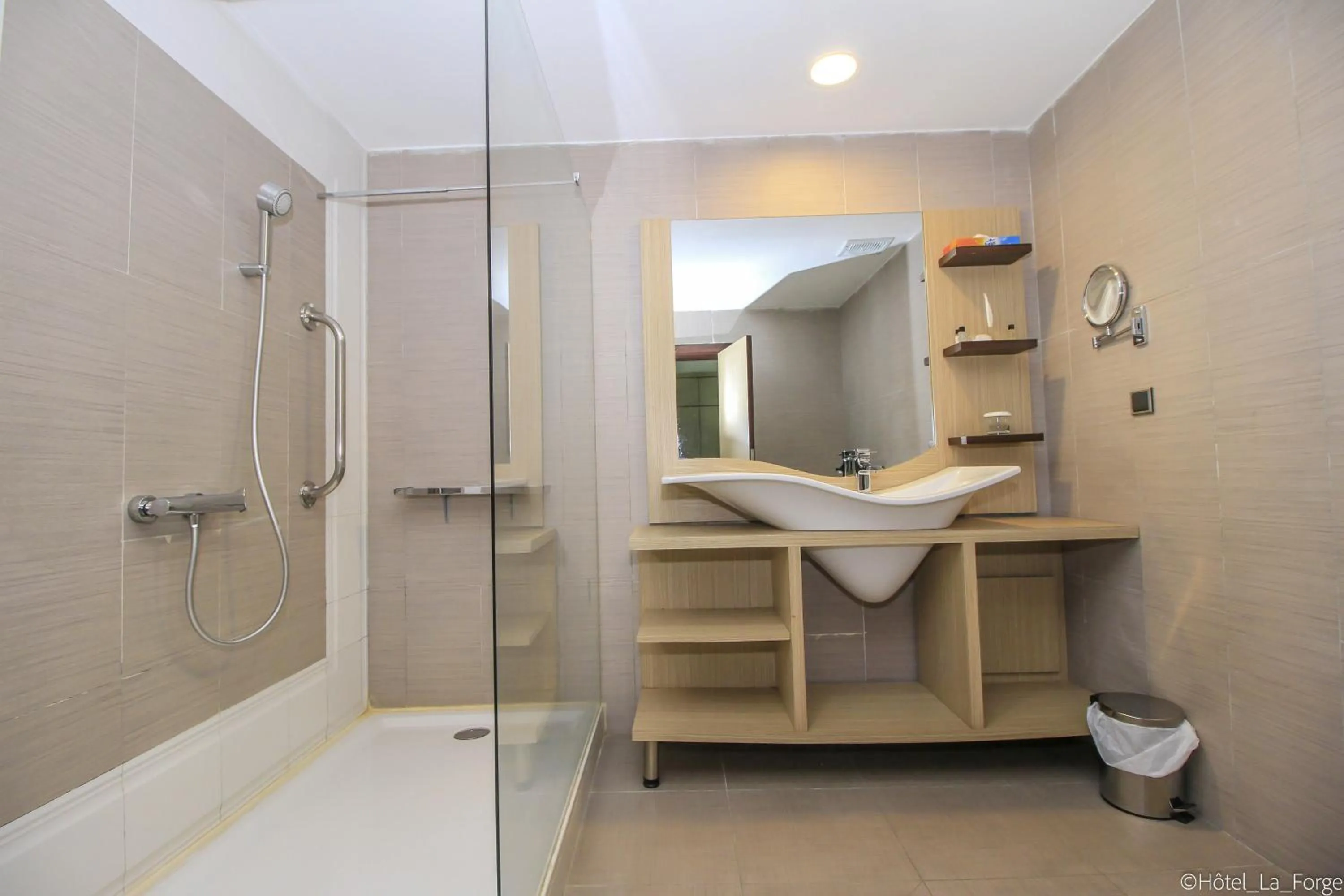 Shower in Hotel LAFORGE