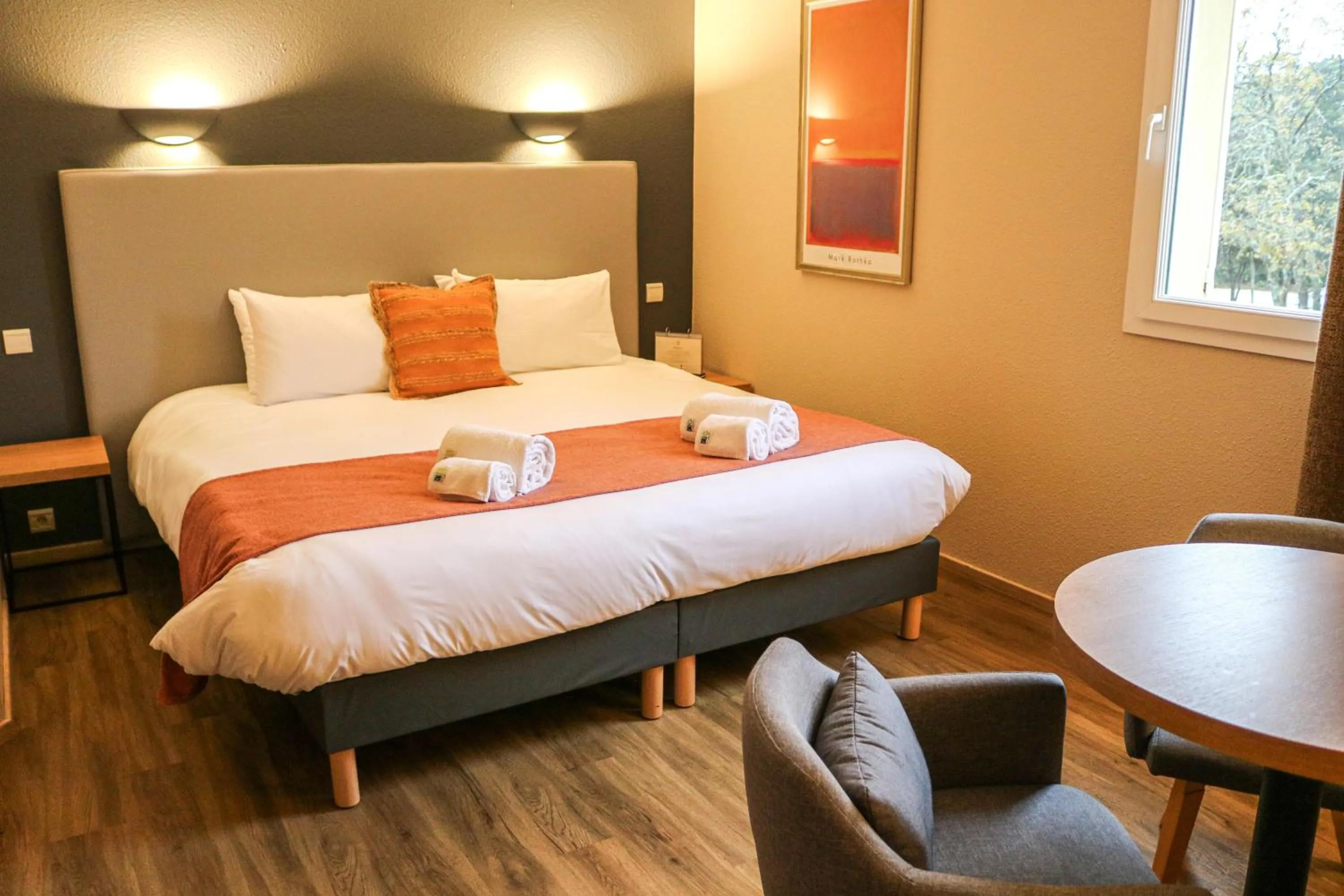 Property building, Bed in Logis Hôtel La Bastide De Grignan & Restaurant "La Chênaie"