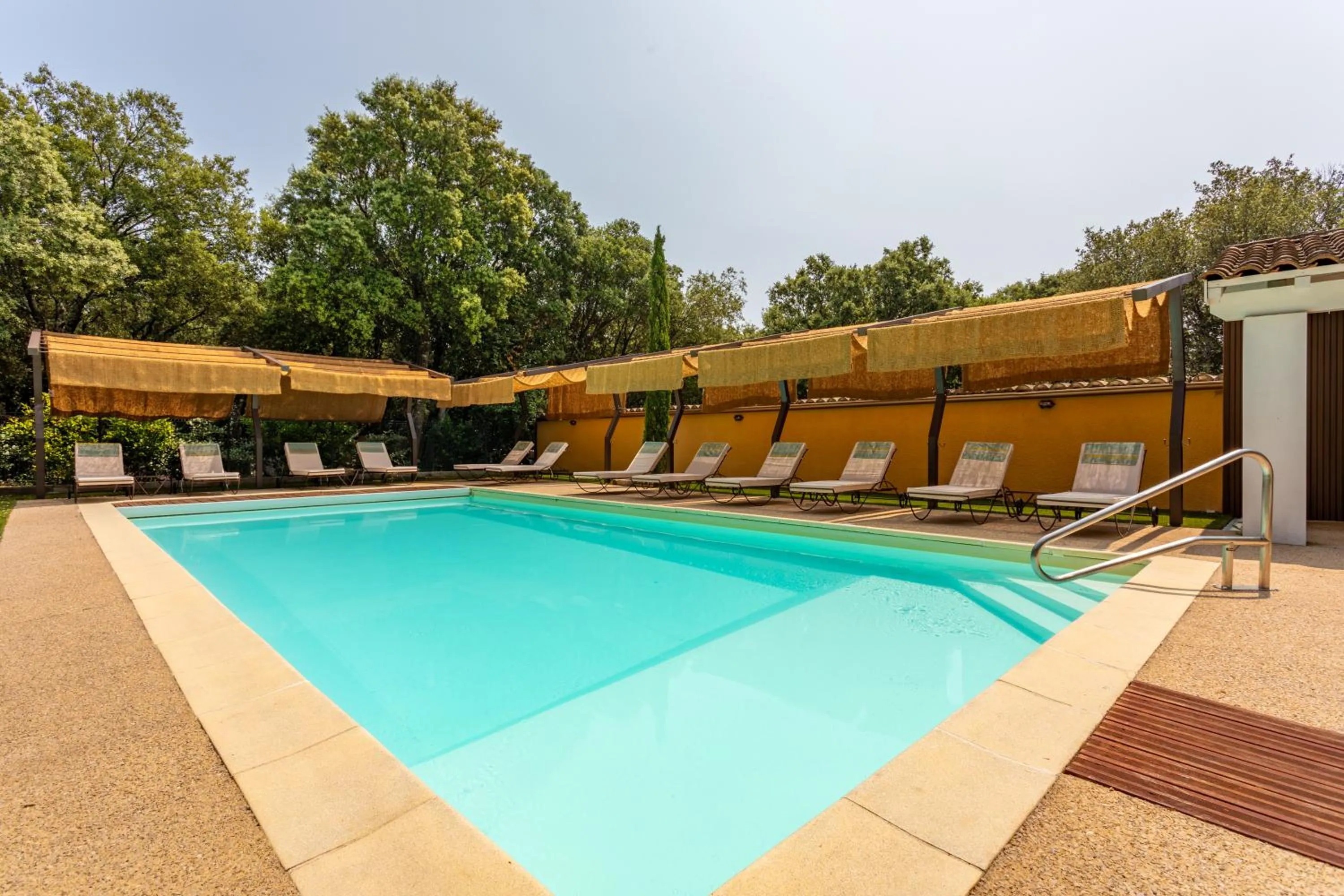 Swimming pool in Logis Hôtel La Bastide De Grignan & Restaurant "La Chênaie"