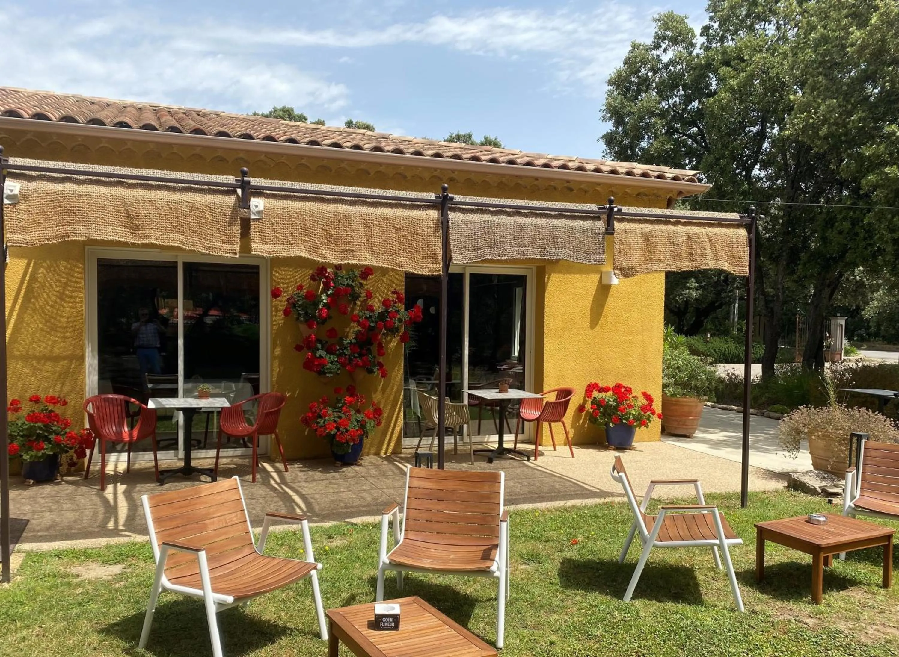 Garden in Logis Hôtel La Bastide De Grignan & Restaurant "La Chênaie"