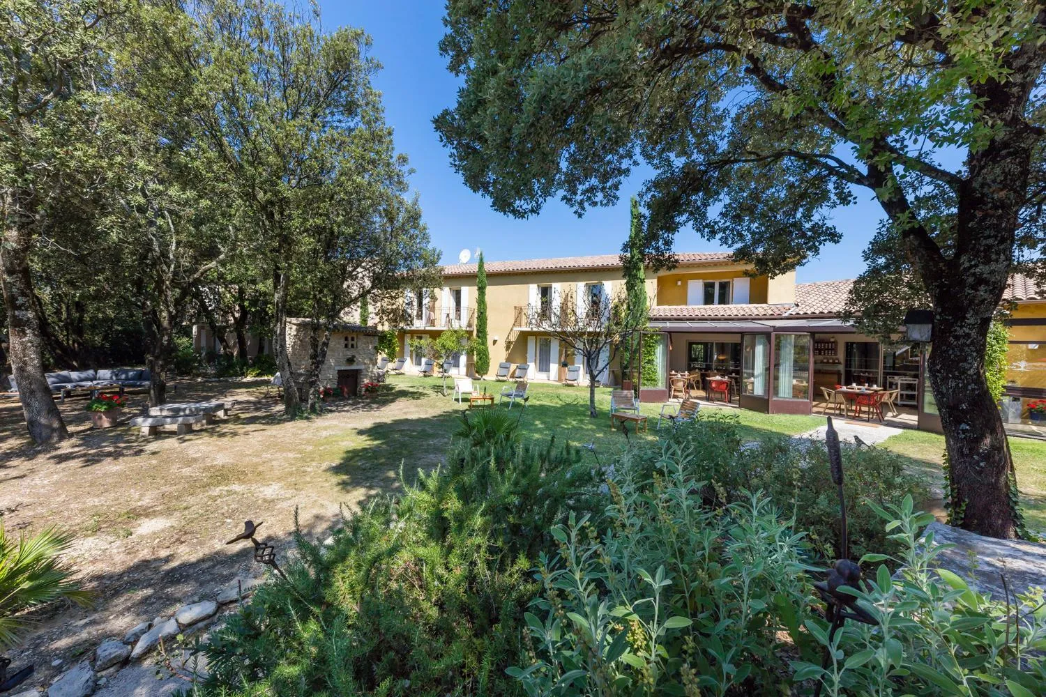 Property building in Logis Hôtel La Bastide De Grignan & Restaurant "La Chênaie"