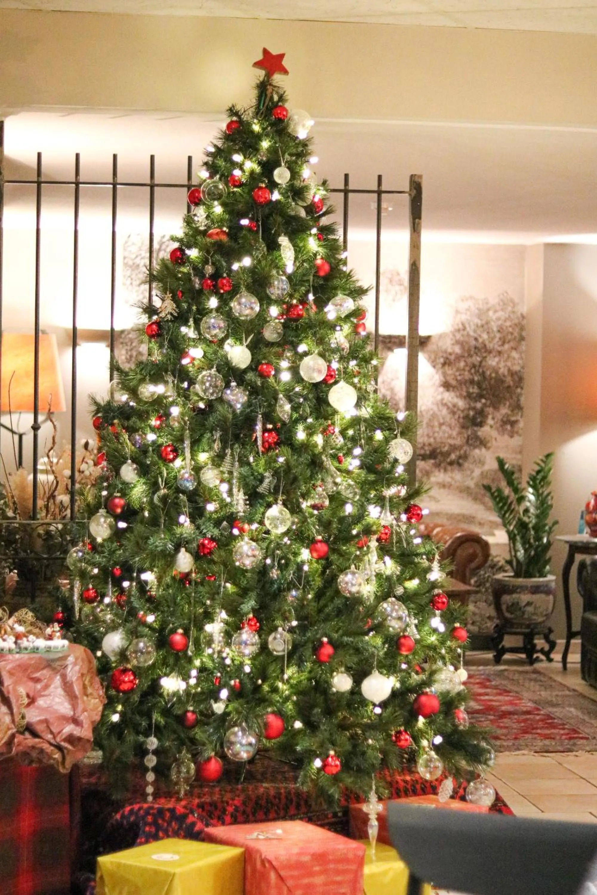 Property building in Logis Hôtel La Bastide De Grignan & Restaurant "La Chênaie"