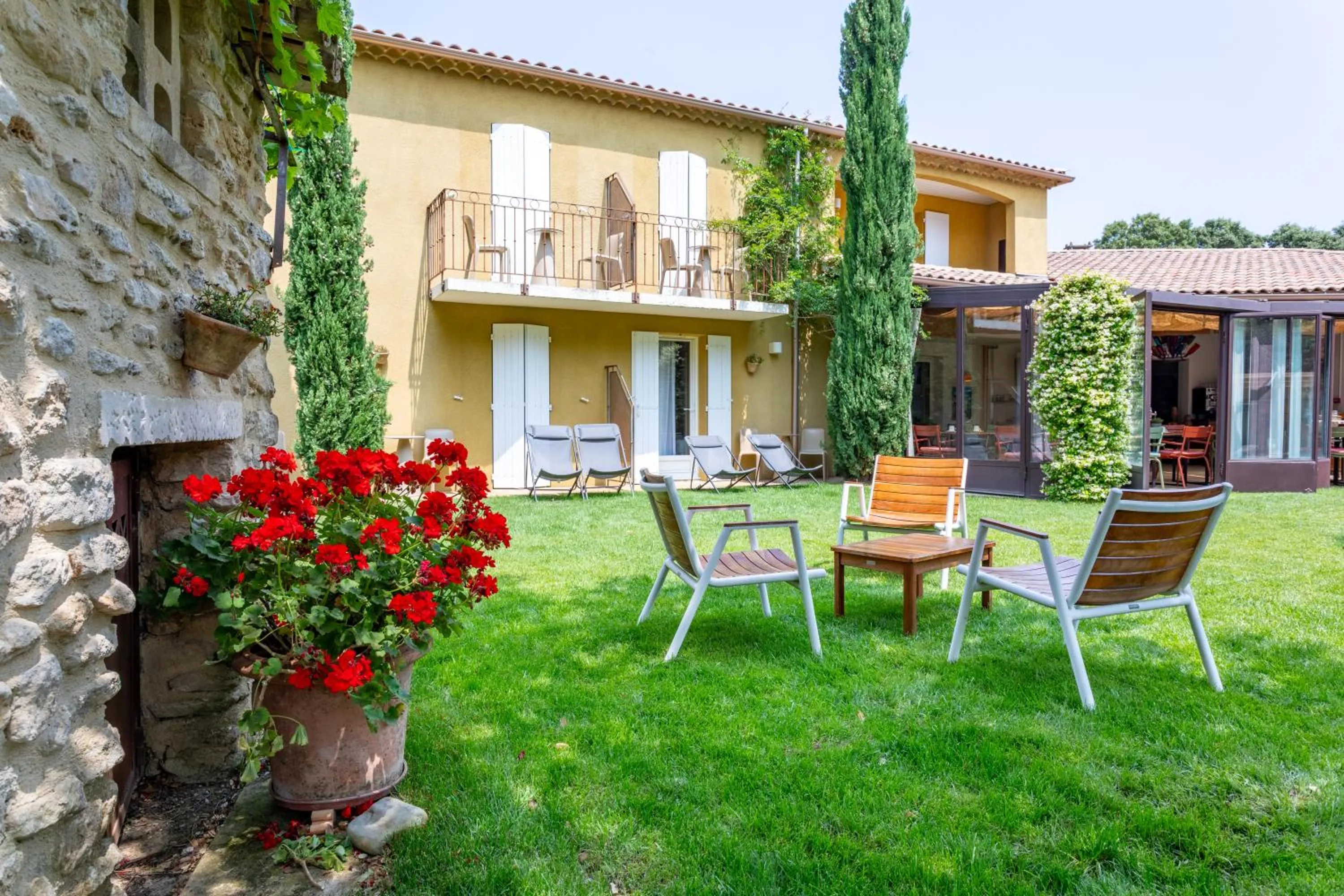 Garden in Logis Hôtel La Bastide De Grignan & Restaurant "La Chênaie"