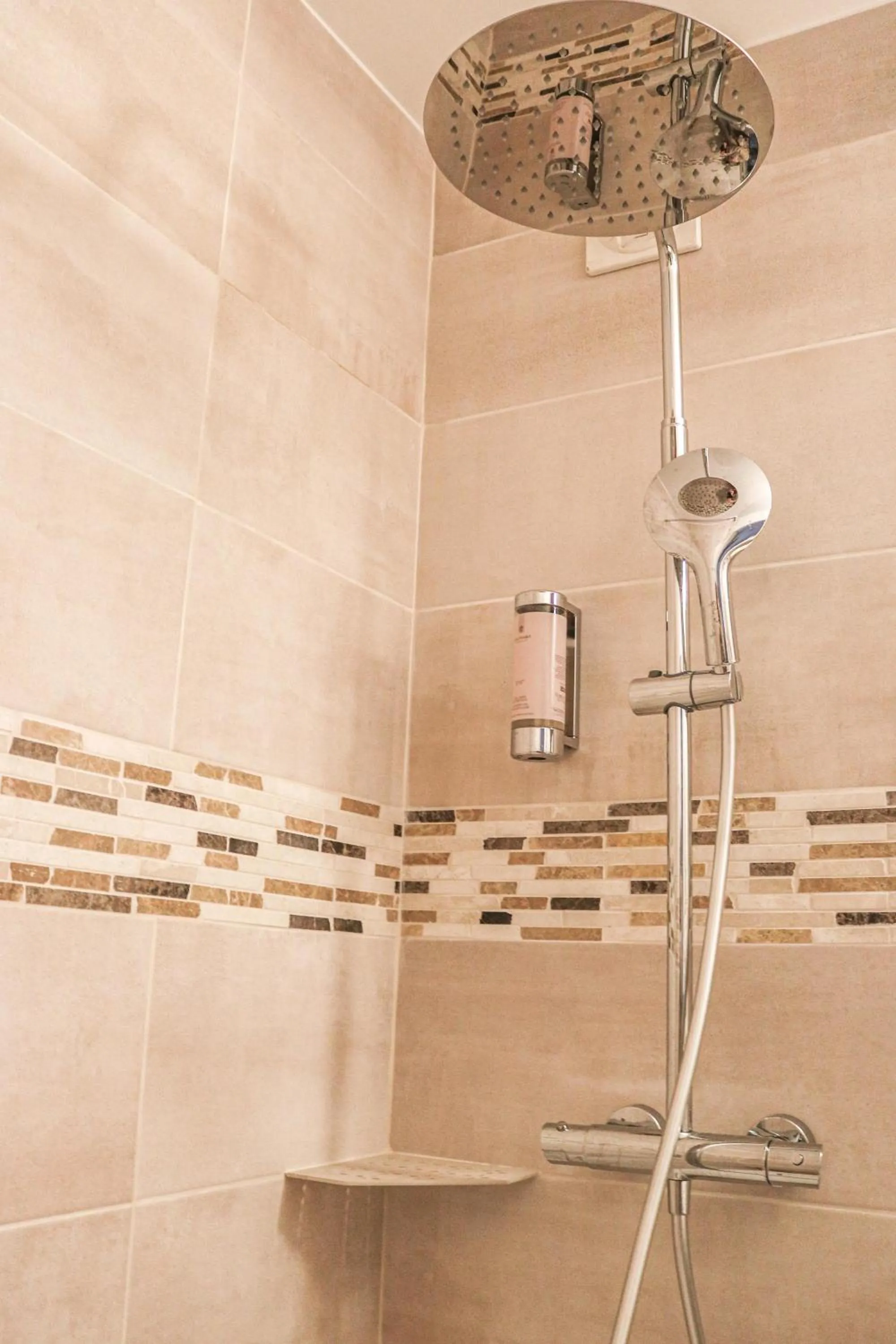 Shower in Logis Hôtel La Bastide De Grignan & Restaurant "La Chênaie"