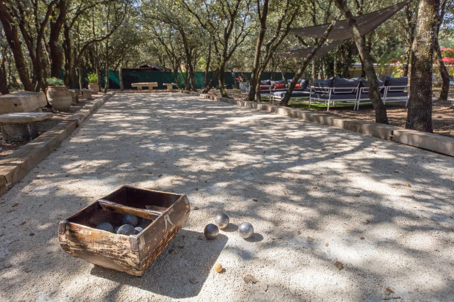 Property building in Logis Hôtel La Bastide De Grignan & Restaurant "La Chênaie"