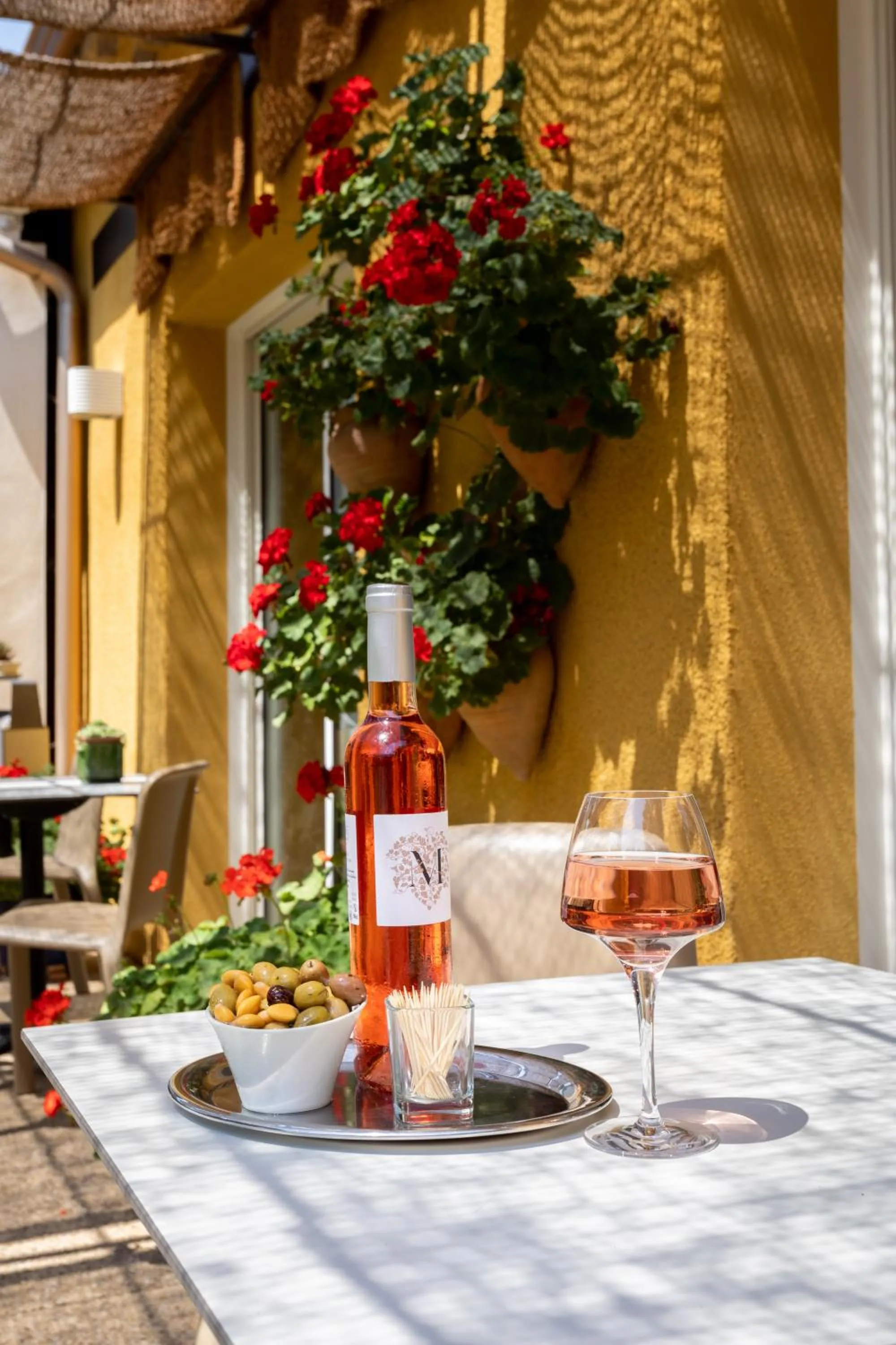 Restaurant/places to eat in Logis Hôtel La Bastide De Grignan & Restaurant "La Chênaie"