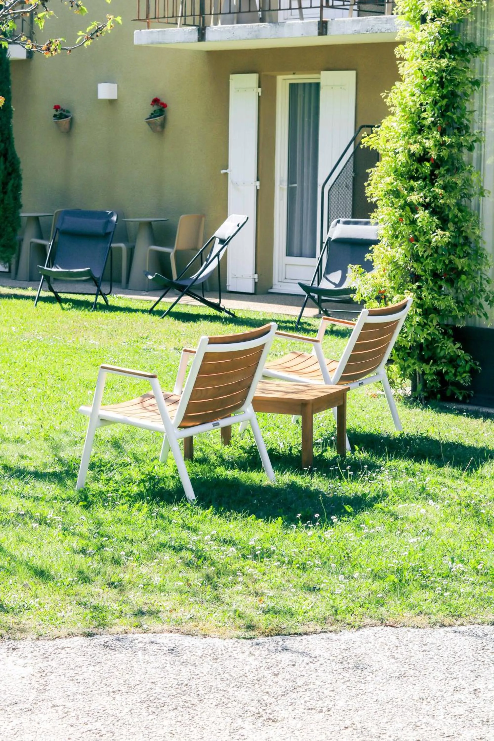Garden in Logis Hôtel La Bastide De Grignan & Restaurant "La Chênaie"