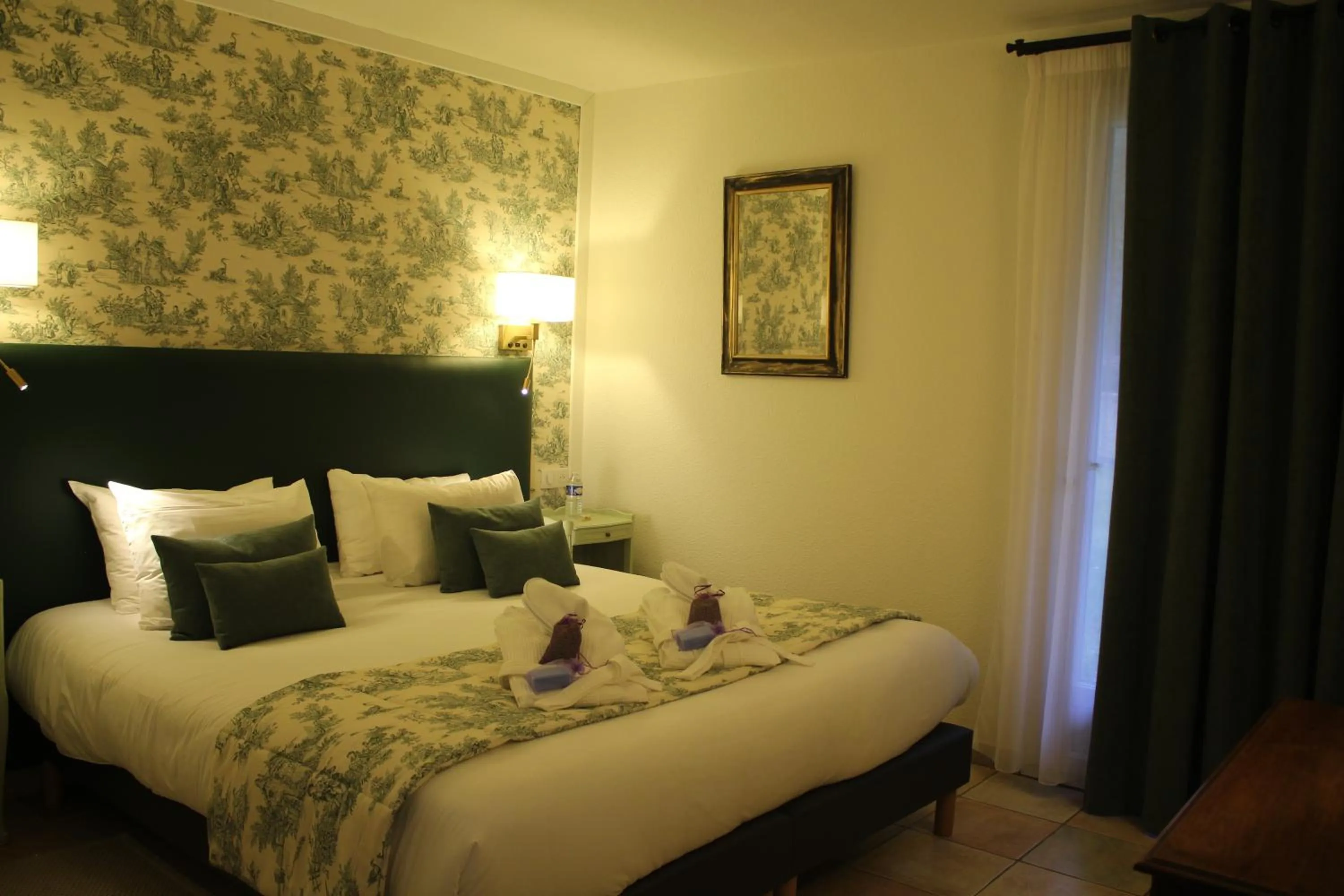 Bed in Logis Hôtel La Bastide De Grignan & Restaurant La Chênaie