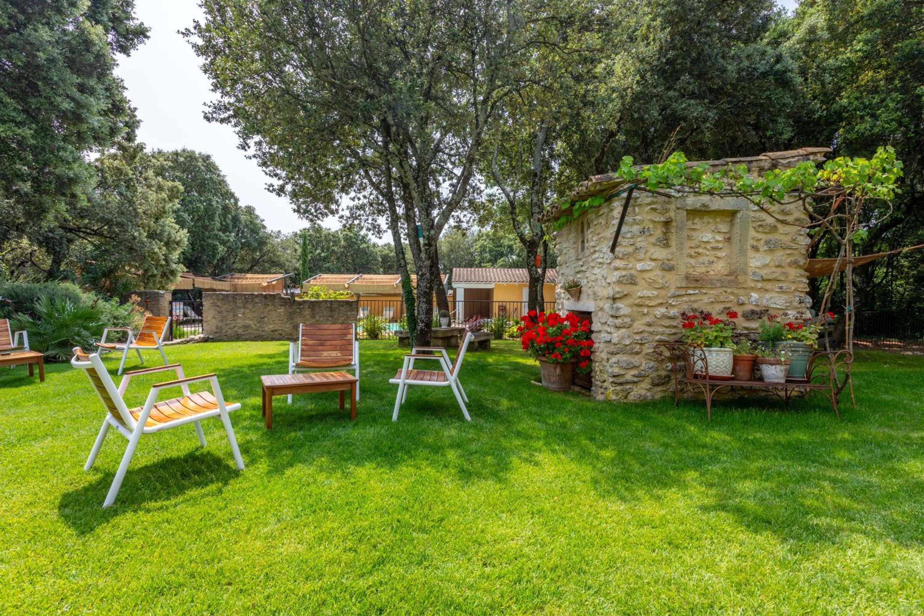 Garden in Logis Hôtel La Bastide De Grignan & Restaurant "La Chênaie"