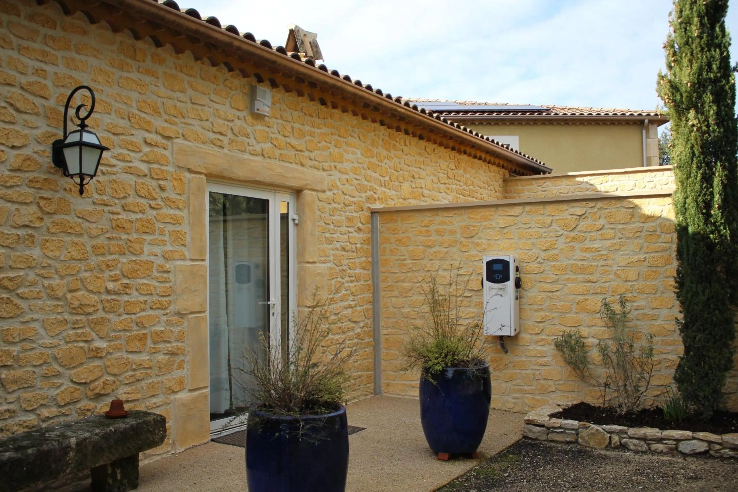 Property building in Logis Hôtel La Bastide De Grignan & Restaurant La Chênaie