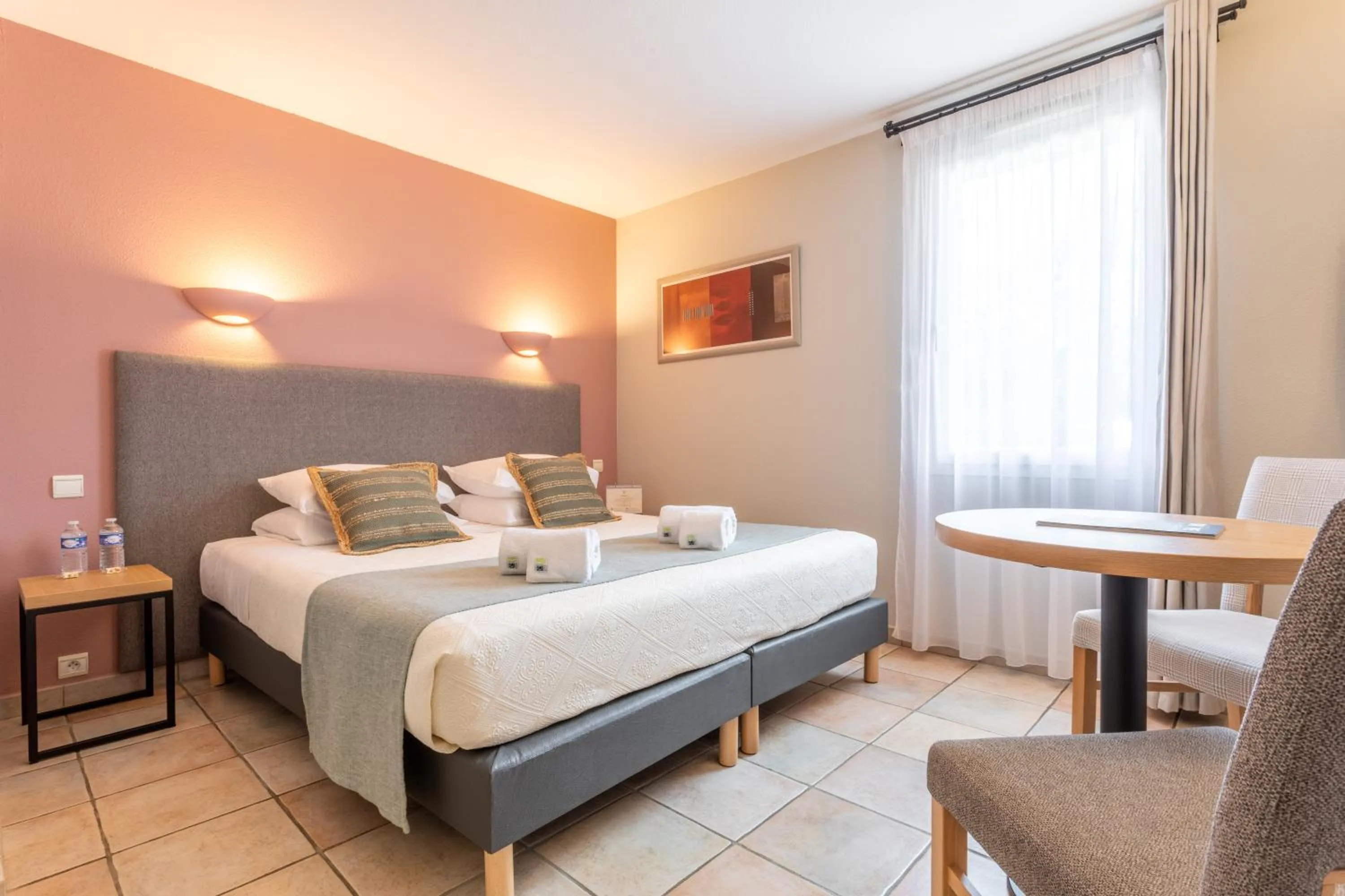 Bed in Logis Hôtel La Bastide De Grignan & Restaurant "La Chênaie"