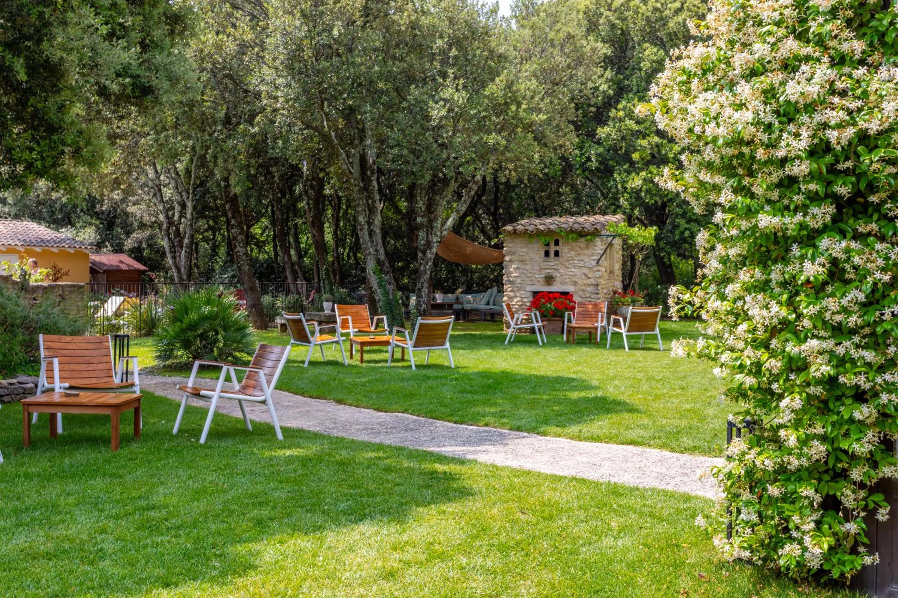 Garden in Logis Hôtel La Bastide De Grignan & Restaurant "La Chênaie"