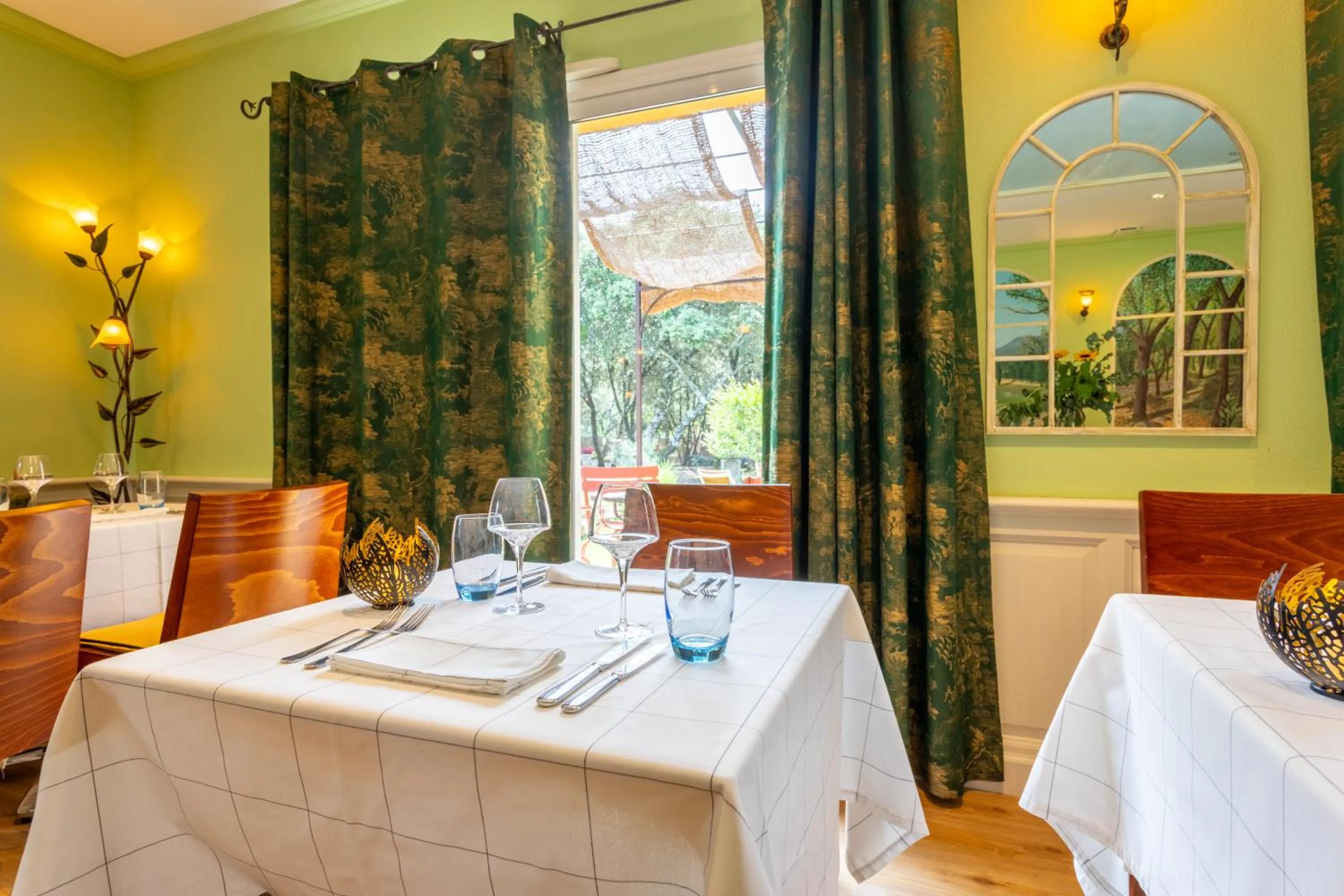 Restaurant/places to eat in Logis Hôtel La Bastide De Grignan & Restaurant "La Chênaie"