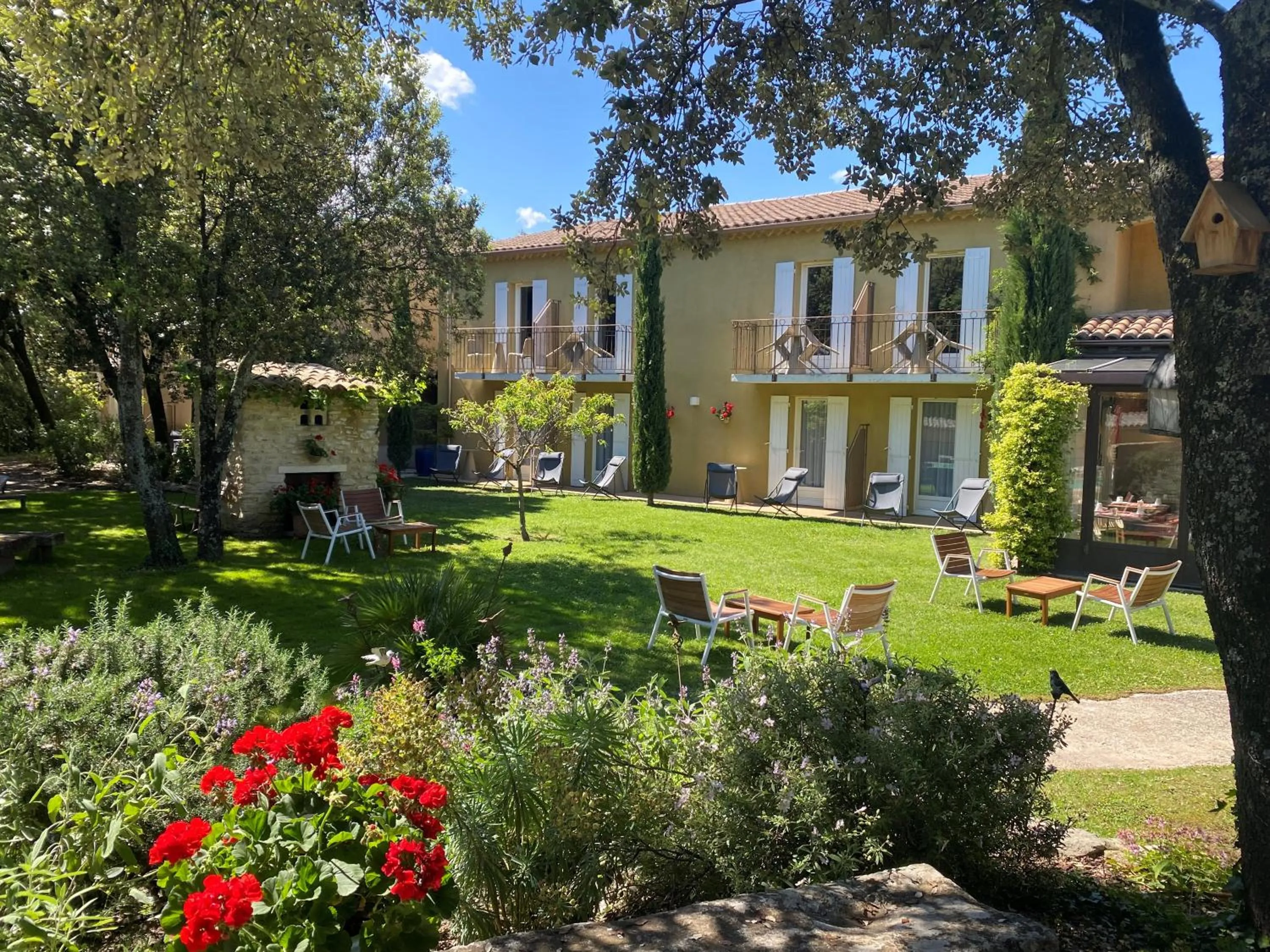 Property building in Logis Hôtel La Bastide De Grignan & Restaurant "La Chênaie"