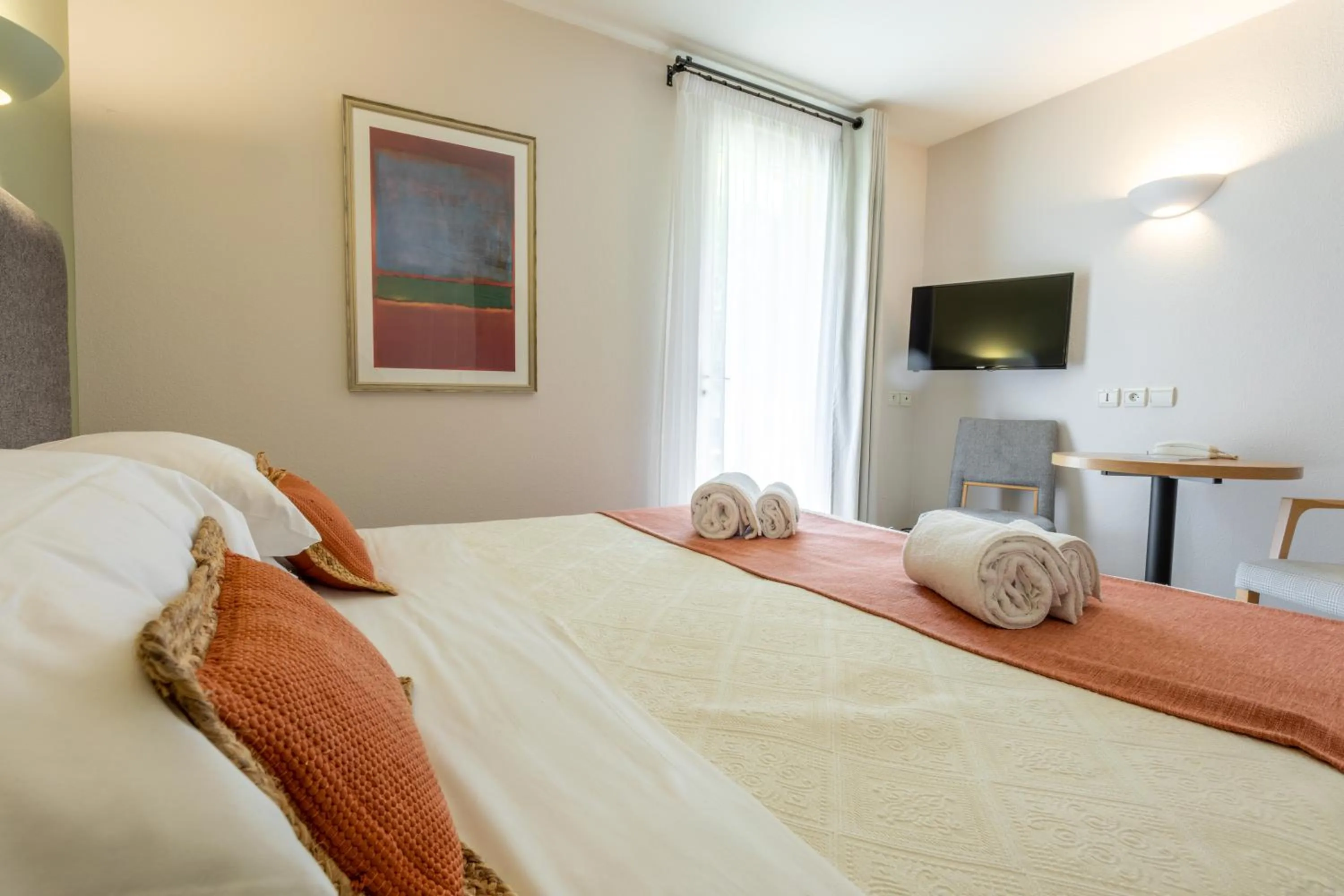 Bed in Logis Hôtel La Bastide De Grignan & Restaurant "La Chênaie"