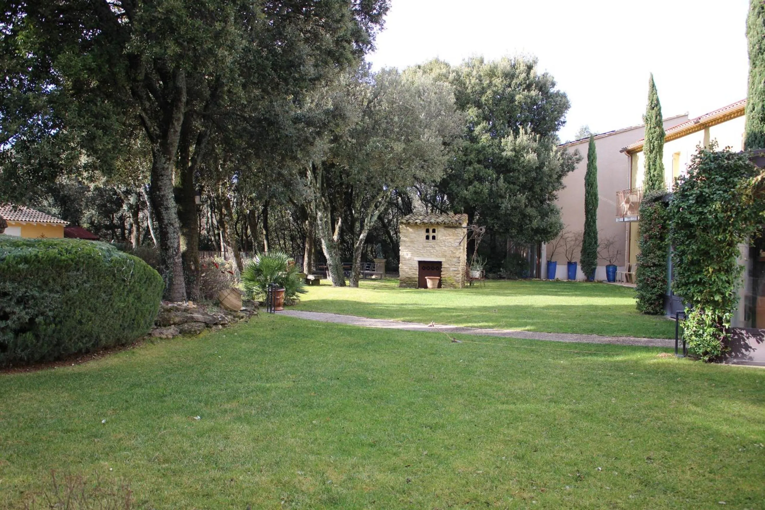 Property building in Logis Hôtel La Bastide De Grignan & Restaurant La Chênaie