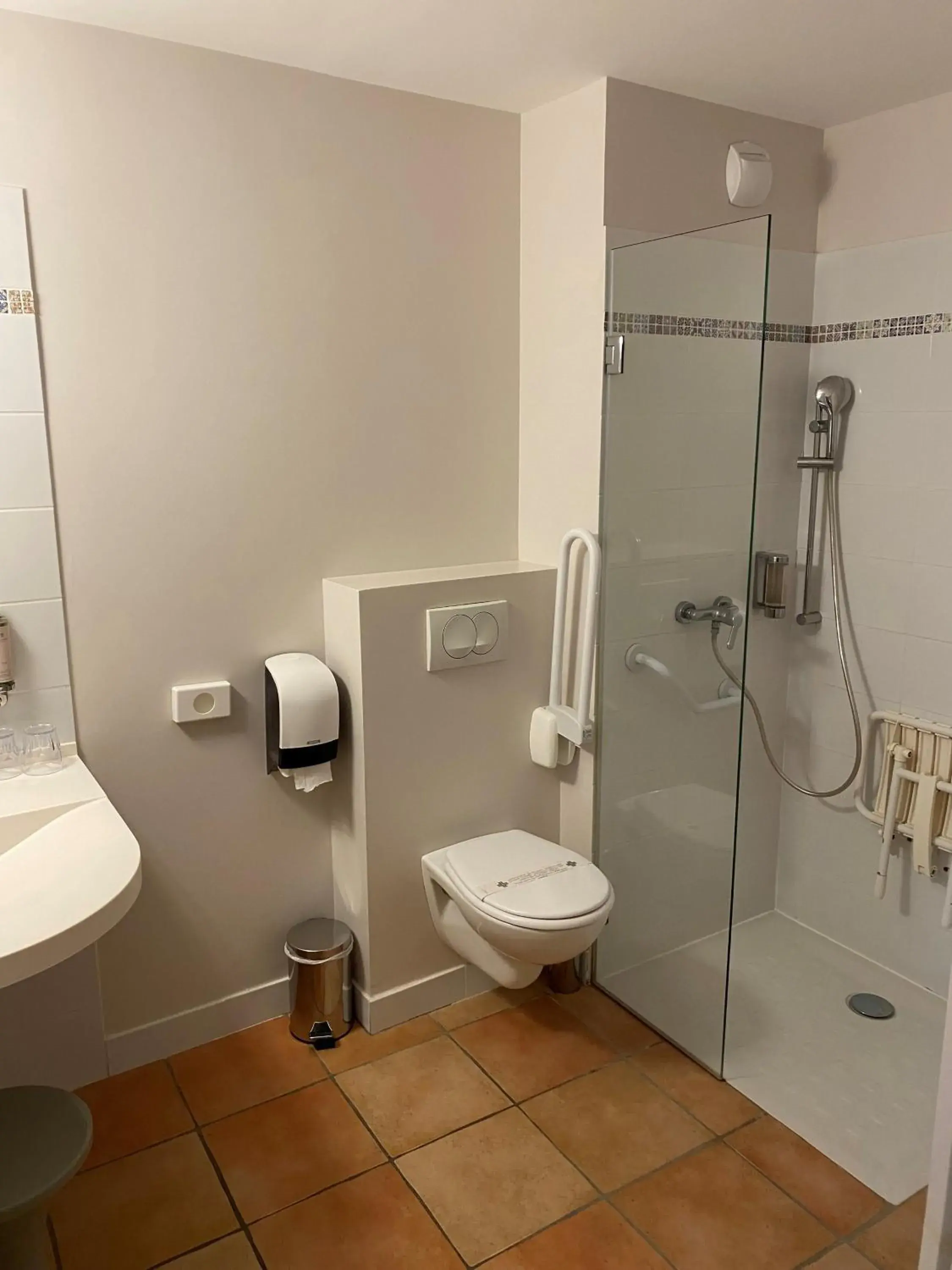 King Room - Disability Access in Logis Hôtel La Bastide De Grignan & Restaurant "La Chênaie" King Room - Disability Access in Logis Hôtel La Bastide De Grignan & Restaurant "La Chênaie"