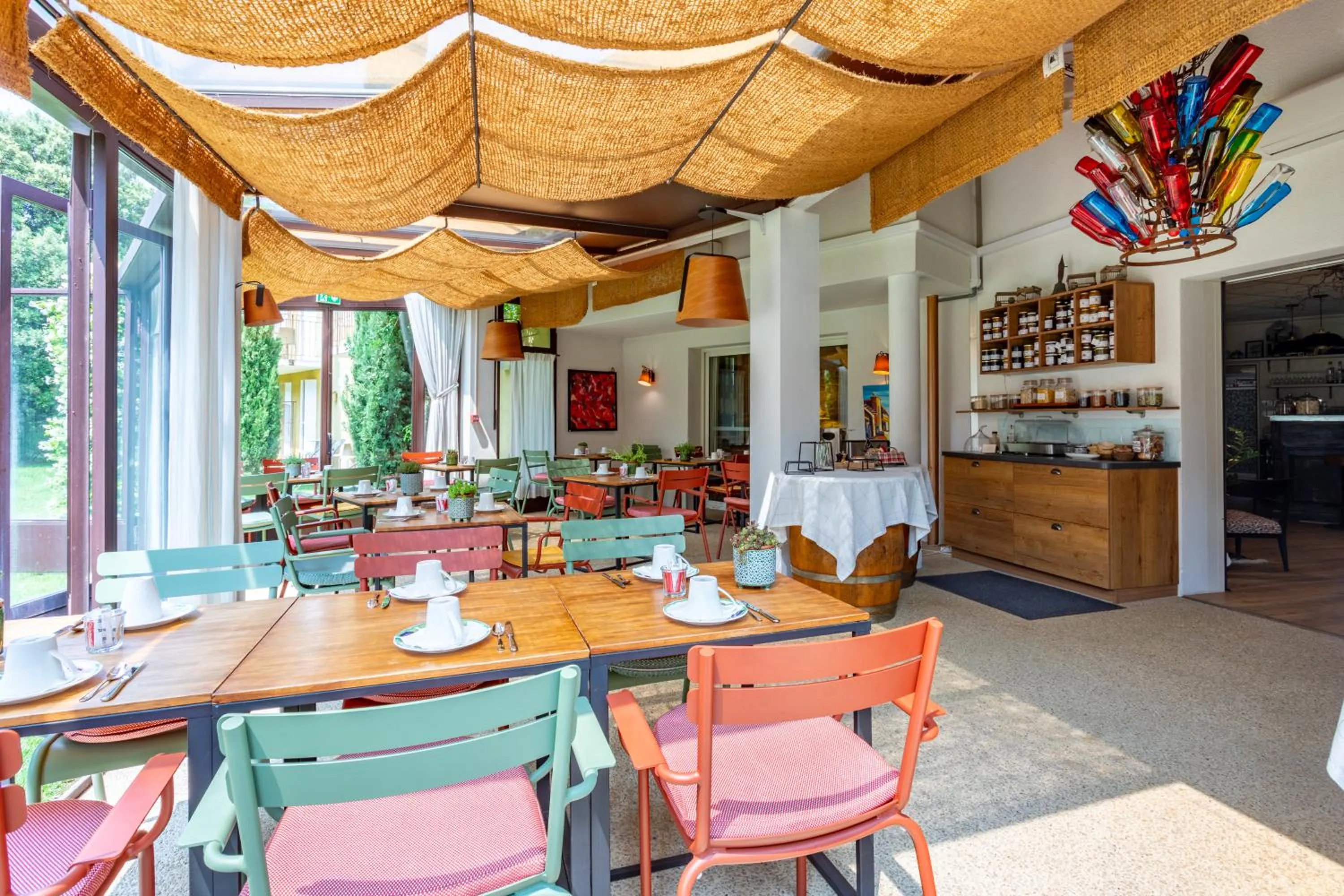 Breakfast in Logis Hôtel La Bastide De Grignan & Restaurant "La Chênaie"