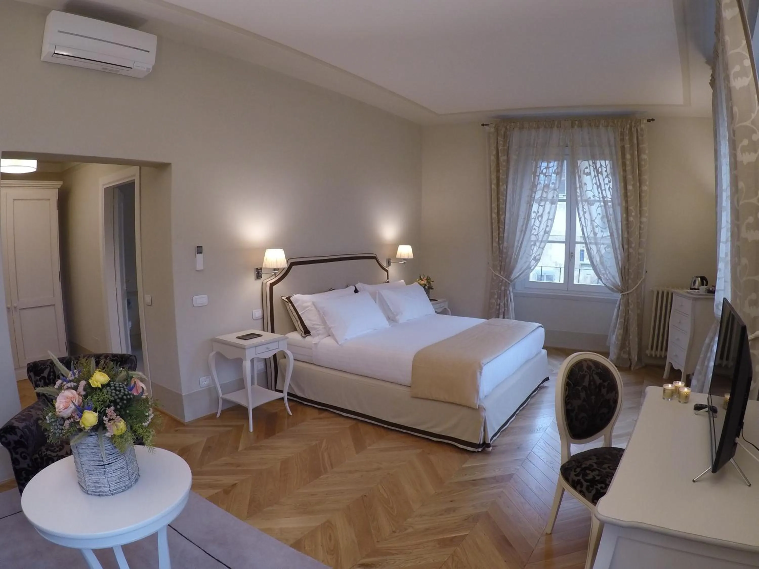 Photo of the whole room, Bed in Palazzo della Stufa Residenza D'Epoca