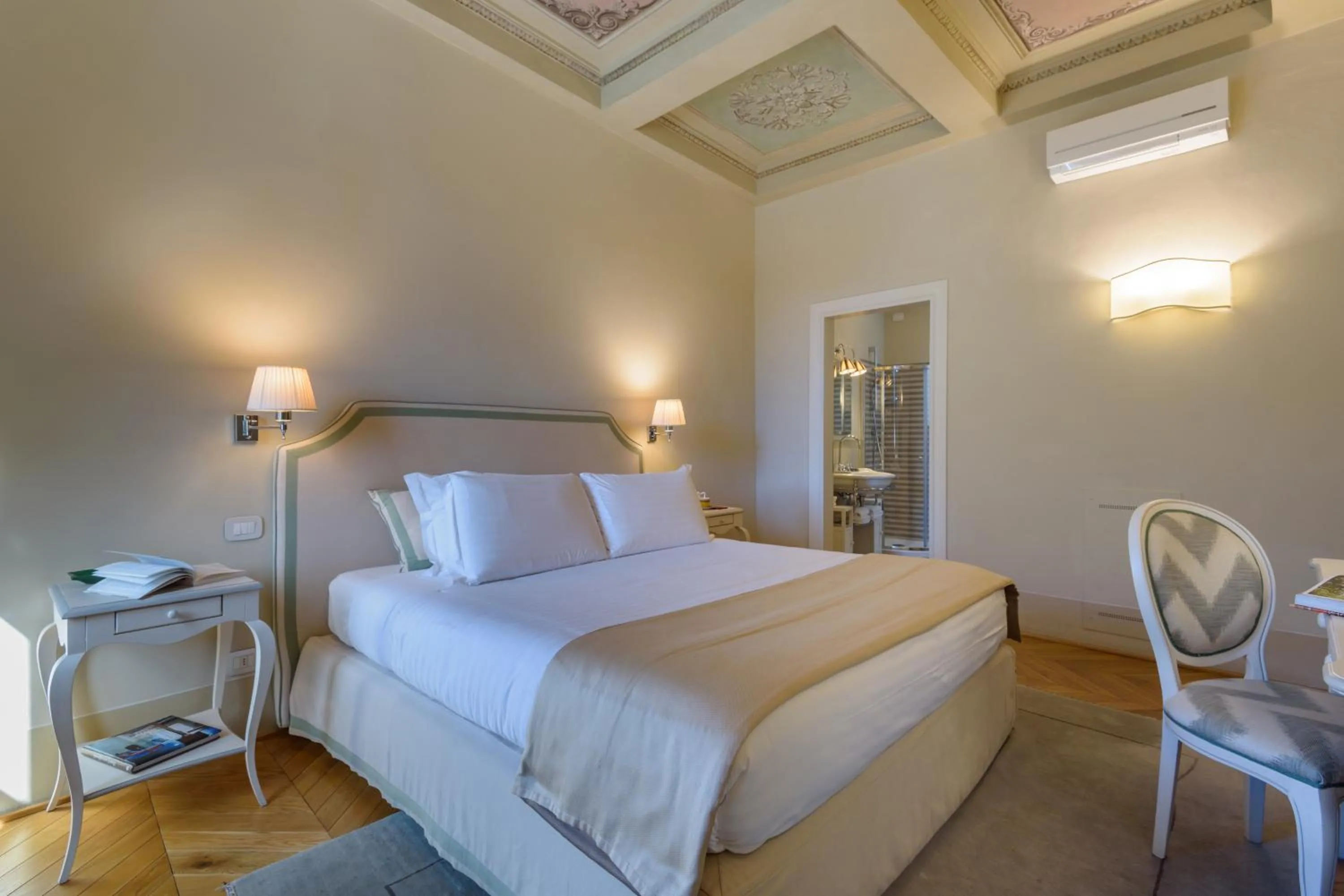 Photo of the whole room, Bed in Palazzo della Stufa Residenza D'Epoca