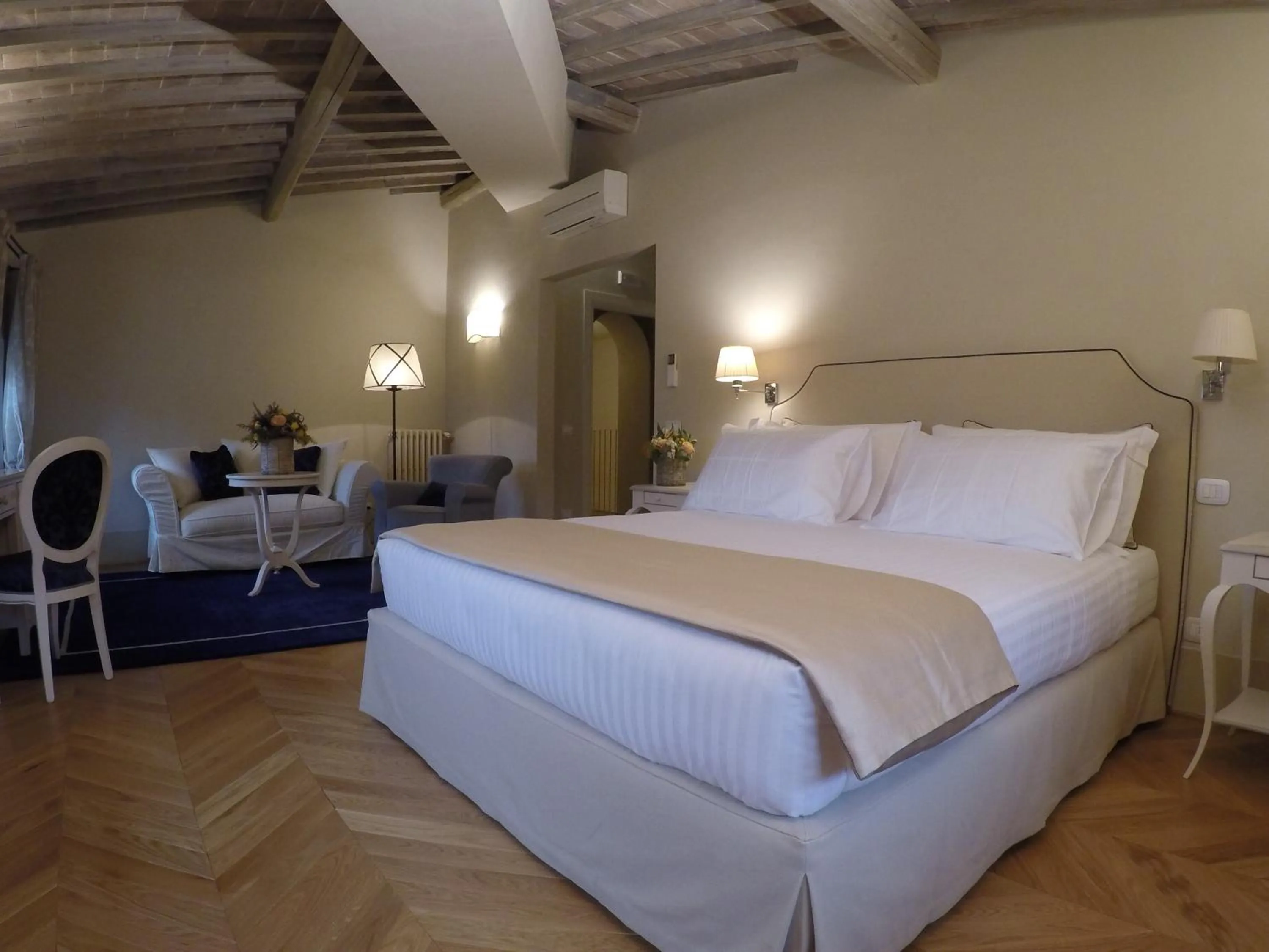 Photo of the whole room, Bed in Palazzo della Stufa Residenza D'Epoca