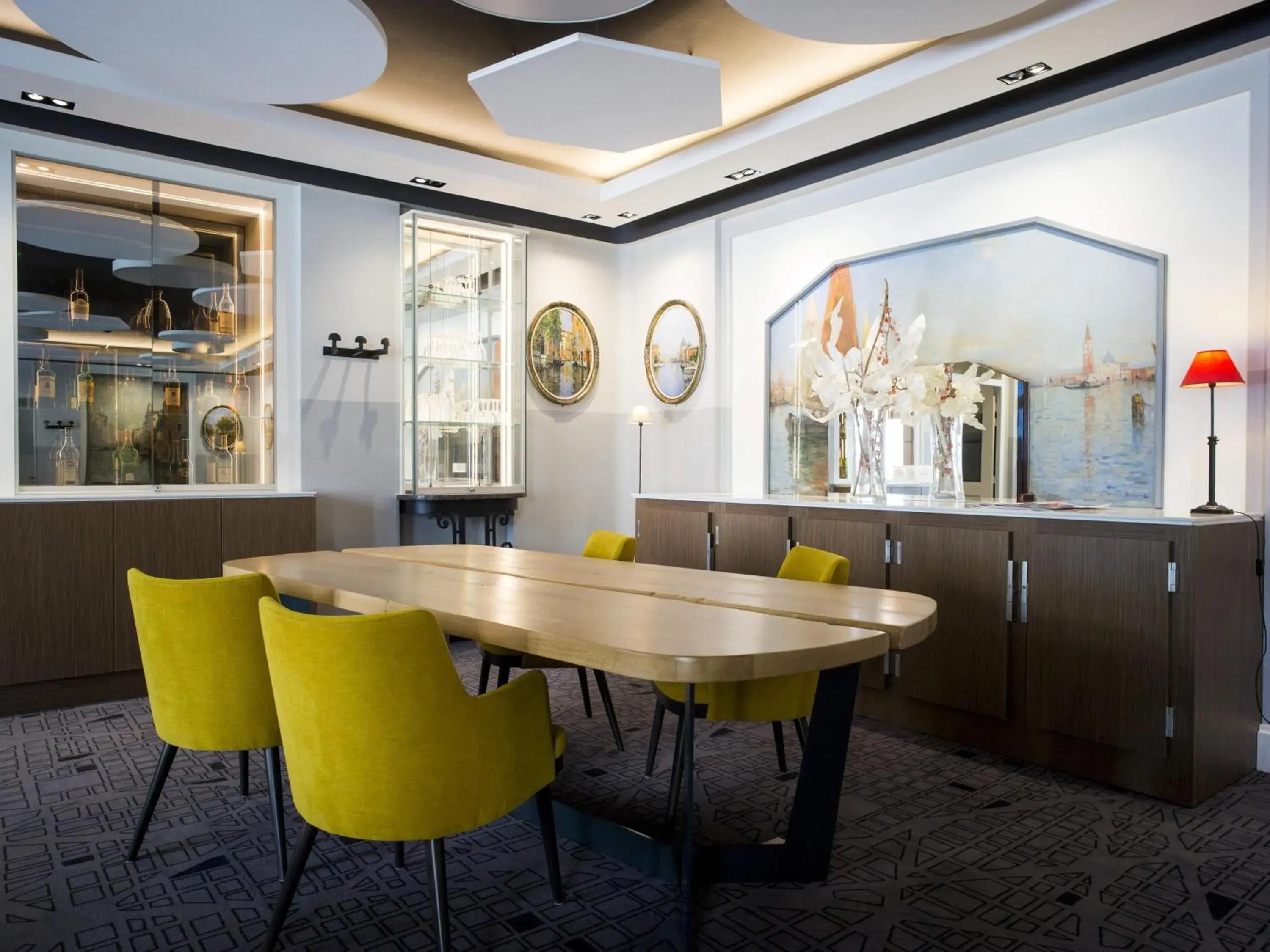 Lounge or bar in Hôtel Mercure Rodez Cathédrale Lounge or bar in Hôtel Mercure Rodez Cathédrale