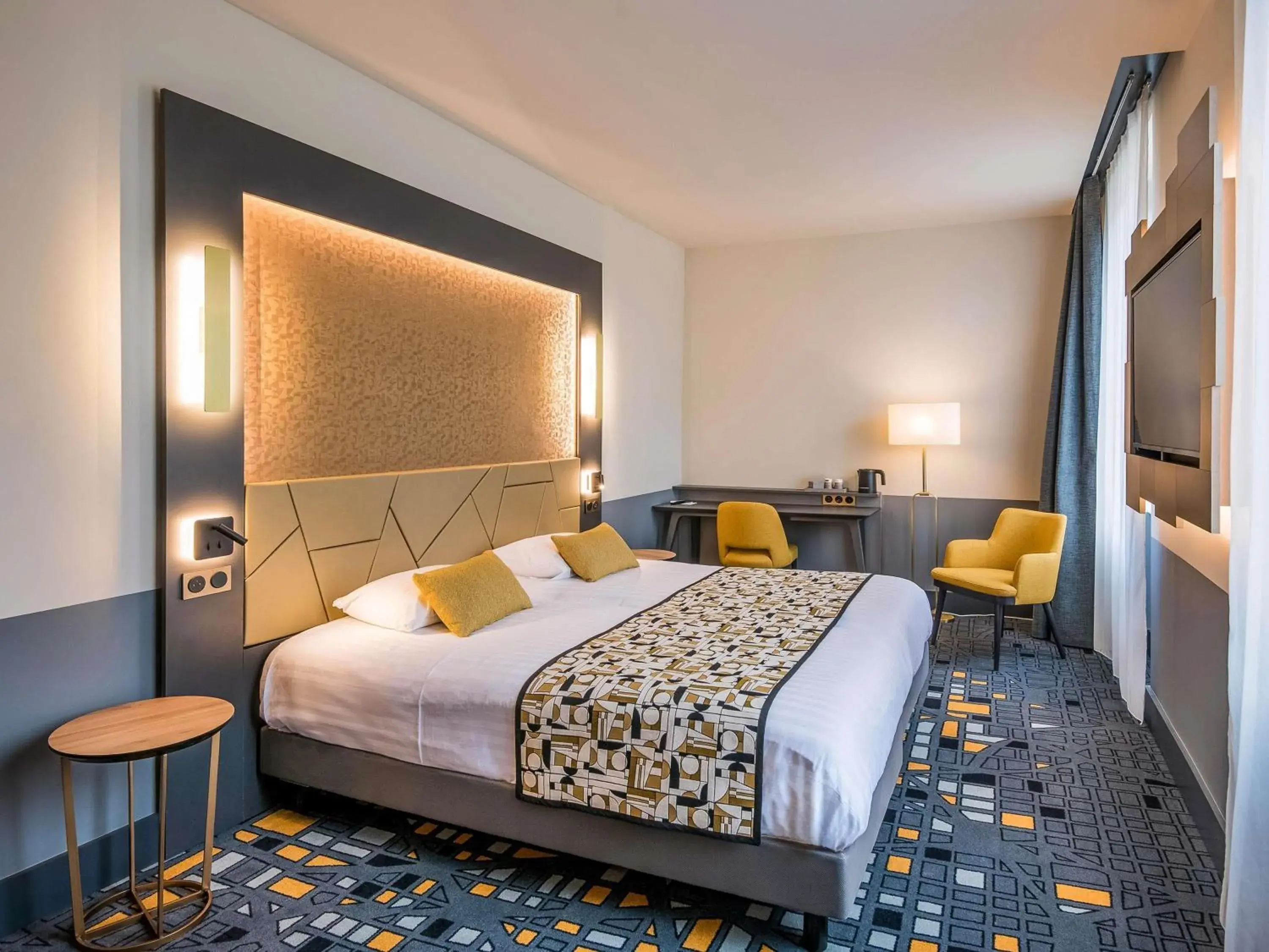 Bedroom, Bed in Hôtel Mercure Rodez Cathédrale Bedroom, Bed in Hôtel Mercure Rodez Cathédrale